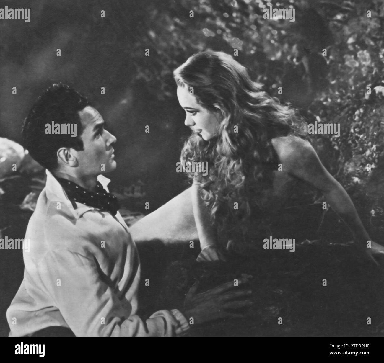 Glynis Johns und Griffith Jones spielen in „Miranda“ (1948), einer Fantasy-Romantik über eine Meerjungfrau, die vorübergehend Meer gegen Land tauscht. Johns Rolle als Miranda war ein bedeutender Höhepunkt ihrer Karriere und zeigte ihr Talent in der Darstellung skurriler und bezaubernder Charaktere. Stockfoto