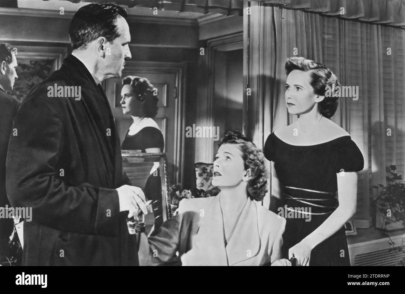 Fredric March, Myrna Loy und Teresa Wright spielen die Hauptrollen in „The Best Years of Our Life“ (1946), einem ergreifenden Drama über die Herausforderungen amerikanischer Soldaten, die aus dem Zweiten Weltkrieg zurückkehren March, Loy und Wright liefern tiefgreifende Darbietungen, in denen eine Familie dargestellt wird, die durch die Komplikationen der Nachkriegsanpassung navigiert. Ihre Rollen in diesem von der Kritik gefeierten Film beleuchten die emotionalen Auswirkungen des Krieges auf das persönliche Leben und machen „die besten Jahre unseres Lebens“ zu einem zeitlosen und resonanten Stück Kino. Stockfoto