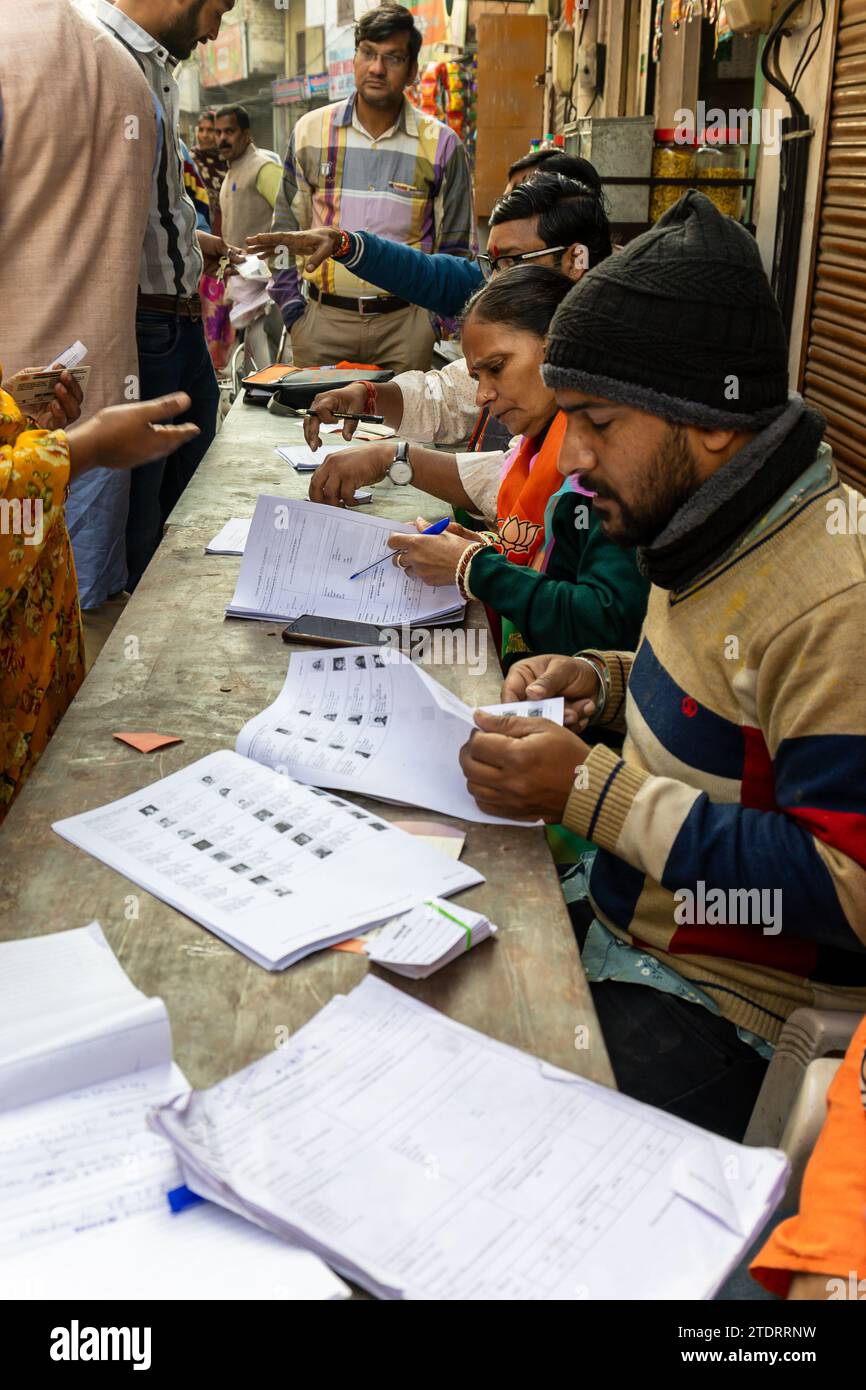 Das Bild wurde im Jagdish Temple udaipur rajasthan india am Non 25 2023 aufgenommen. Leute mit Wahlblatt am indischen Wahltag am Morgen Stockfoto