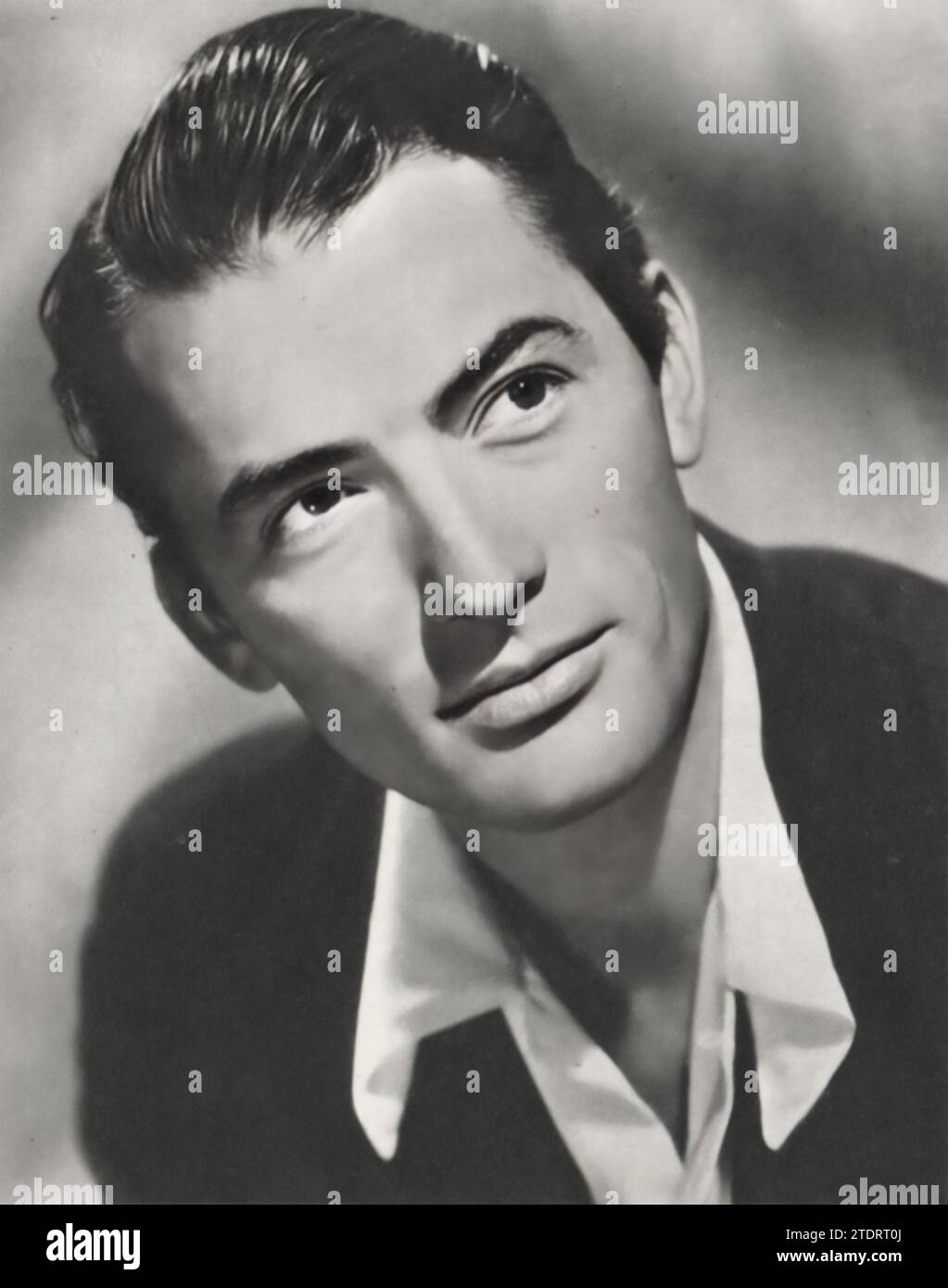 Gregory Peck, ein Broadway-Star, der zum Filmschauspieler wurde, glänzte 1948 in dem Film „Yellow Sky“. In diesem Western stellt Peck James „Stretch“ Dawson dar, einen Bandenführer, der auf eine Geisterstadt stößt, die von einem alten Mann und seiner Enkelin bewohnt wird, gespielt von Anne Baxter. Der Film ist bekannt für seine scharfe, atmosphärische Kinematographie und Pecks kommandierende Performance, die seinen Übergang von der Bühne zu einem großen Hollywood-Hauptdarsteller zeigt. Stockfoto