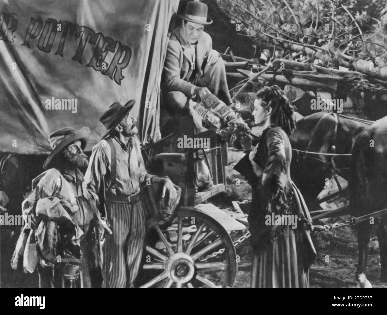 Bob Hope und Jane Russell spielen die Hauptrollen in „The Paleface“ (1948), einer klassischen Western-Komödie. Hope spielt den bummeligen Zahnarzt namens „schmerzloser“ Peter Potter, der unwissentlich zum Helden des Wilden Westens wird, während Russell Calamity Jane, einen Undercover-Agenten, porträtiert. Die Dynamik auf dem Bildschirm, die Hope's komödiantisches Timing mit Russells charismatischer Härte kombiniert, schafft eine perfekte Mischung aus Humor und Abenteuer. „The Paleface“ zeigt ihre einzigartigen Talente und bleibt ein beliebter Film für seine unterhaltsame Interpretation westlicher Tropen. Stockfoto
