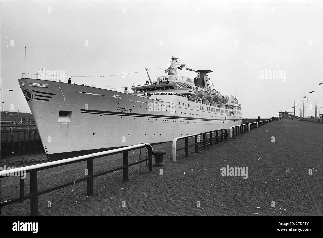 Kreuzfahrtschiff 'The Daphne', Schiffe, 28.05.1976, Whizgle News aus der Vergangenheit, maßgeschneidert für die Zukunft. Erkunden Sie historische Geschichten, das Image der niederländischen Agentur aus einer modernen Perspektive, die die Lücke zwischen den Ereignissen von gestern und den Erkenntnissen von morgen überbrückt. Eine zeitlose Reise, die die Geschichten prägt, die unsere Zukunft prägen Stockfoto