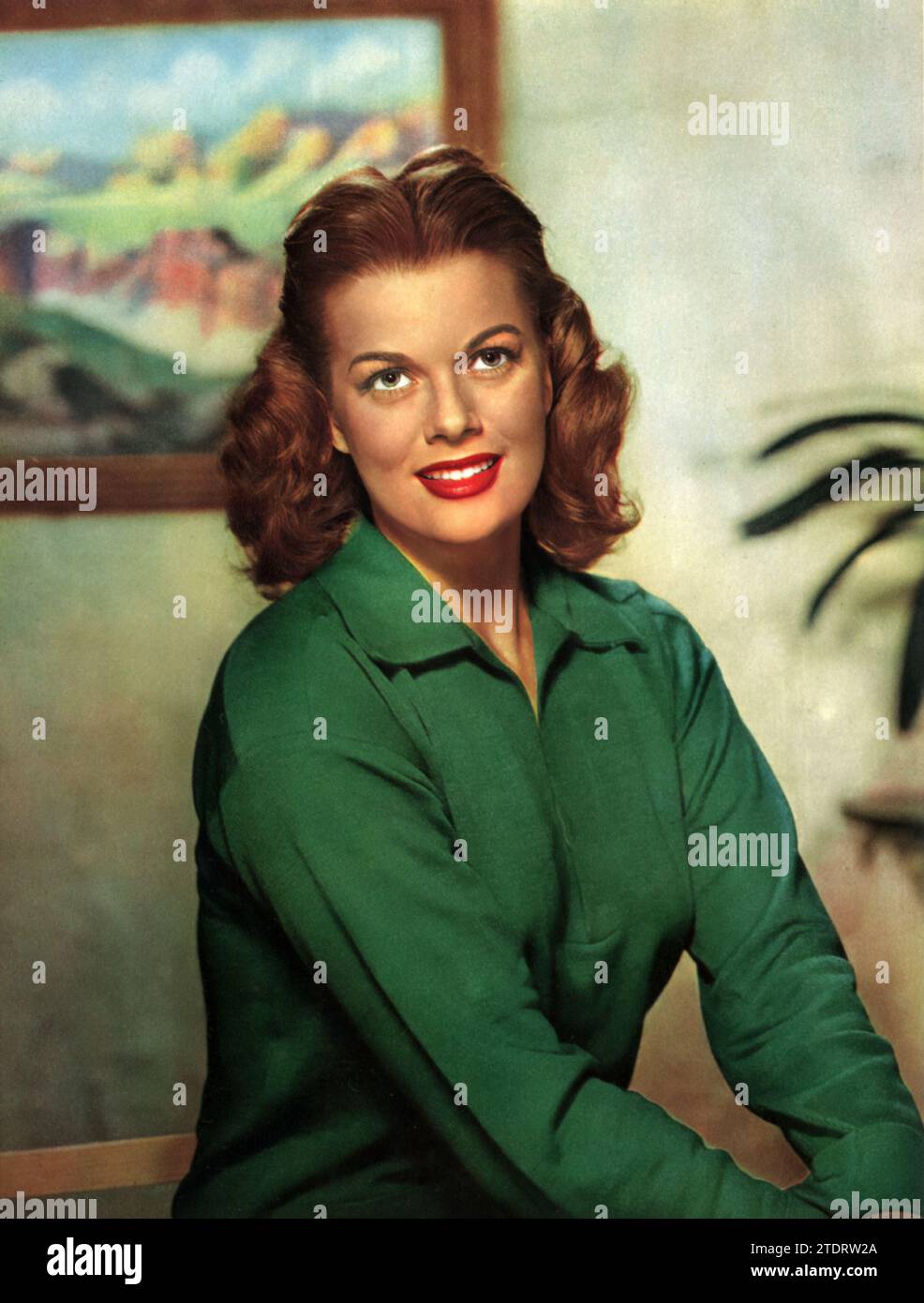 Janis Paige, geboren am 16. September 1922, trat in den 1940er Jahren als aufstrebender Star auf, besonders bekannt für ihre Rolle in The Time, the Place and the Girl (1946). Ihre lebendige Präsenz und ihr Gesangstalent wurden in diesem Musikfilm deutlich gemacht und unterstreichen ihre Vielseitigkeit und ihr Charisma als Schauspielerin. Der Film, der für seine lebhaften musikalischen Nummern und die fesselnde Geschichte gefeiert wurde, spielte eine wichtige Rolle bei der Etablierung von Paiges Karriere im Goldenen Zeitalter Hollywoods. Stockfoto