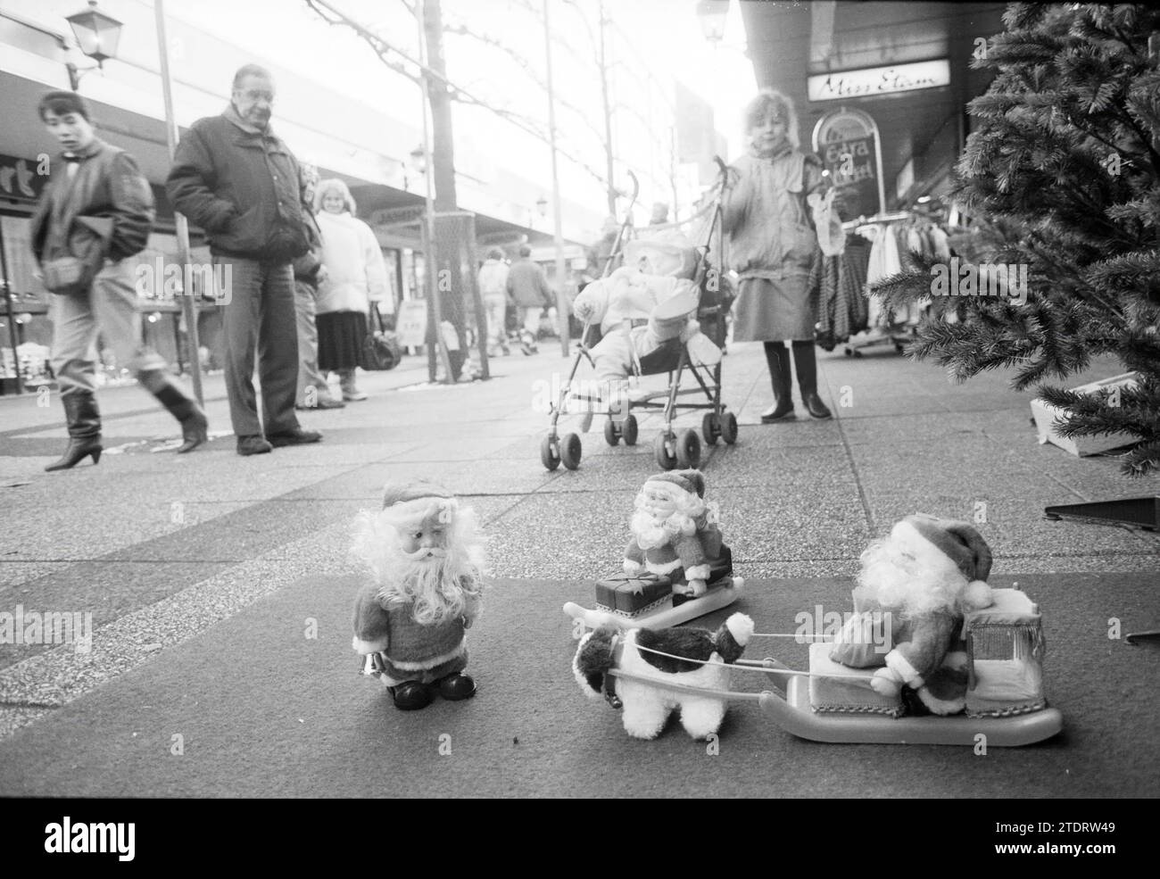 Kleine Weihnachtsklauseln im Einkaufszentrum in Schalkwijk, Weihnachten und Weihnachtsbäume, Haarlem, Niederlande, 08-12-1987, Whizgle News aus der Vergangenheit, zugeschnitten auf die Zukunft. Erkunden Sie historische Geschichten, das Image der niederländischen Agentur aus einer modernen Perspektive, die die Lücke zwischen den Ereignissen von gestern und den Erkenntnissen von morgen überbrückt. Eine zeitlose Reise, die die Geschichten prägt, die unsere Zukunft prägen Stockfoto