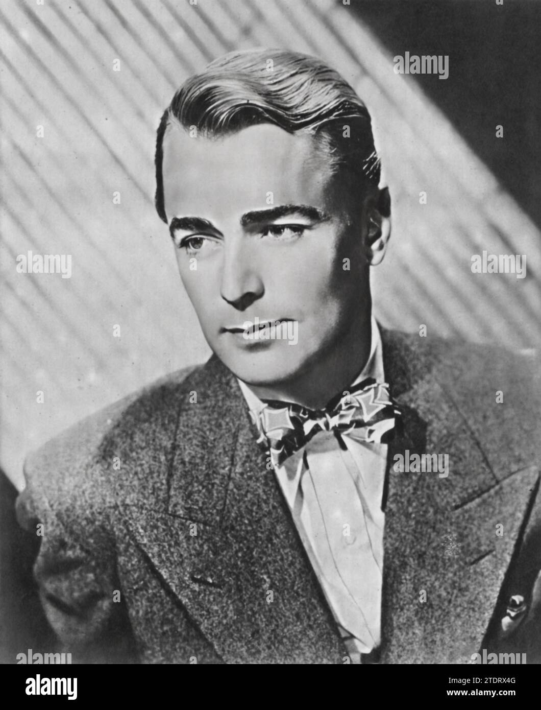 Alan Ladd, geboren am 3. September 1913 und verstorben am 29. Januar 1964, war ein bekannter US-amerikanischer Schauspieler, der mit seiner bahnbrechenden Rolle in dem Film This Gun for Hire (1942) berühmt wurde. In diesem klassischen Noir spielte Ladd die Rolle eines Auftraggebers mit einem komplexen Charakter und zeigte seine Fähigkeit, intensive und brütende Charaktere darzustellen. Sein Auftritt in This Gun for Hire markierte nicht nur sein Debüt als Hauptdarsteller, sondern etablierte ihn auch als eine bedeutende Figur in Hollywood, insbesondere im Film Noir. Stockfoto