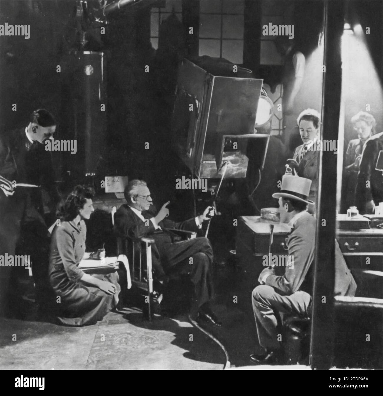 Alexander Korda wird als Regisseur von Michael Wilding am Set des Films „ein idealer Ehemann“ aus dem Jahr 1947 aufgenommen. Der Film, eine Adaption von Oscar Wildes Stück, beschäftigt sich mit den Themen gesellschaftlicher Druck, persönliche Integrität und die Fragilität des Rufs in Londons High Society. Stockfoto