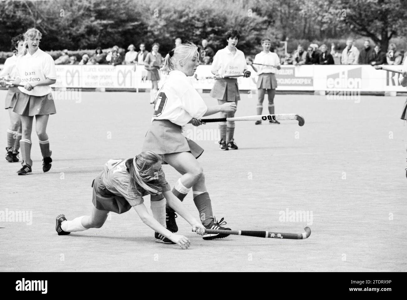 Hockey, Bloemendaal - Kampong, 05.02.1992, Whizgle News aus der Vergangenheit, maßgeschneidert für die Zukunft. Erkunden Sie historische Geschichten, das Image der niederländischen Agentur aus einer modernen Perspektive, die die Lücke zwischen den Ereignissen von gestern und den Erkenntnissen von morgen überbrückt. Eine zeitlose Reise, die die Geschichten prägt, die unsere Zukunft prägen Stockfoto