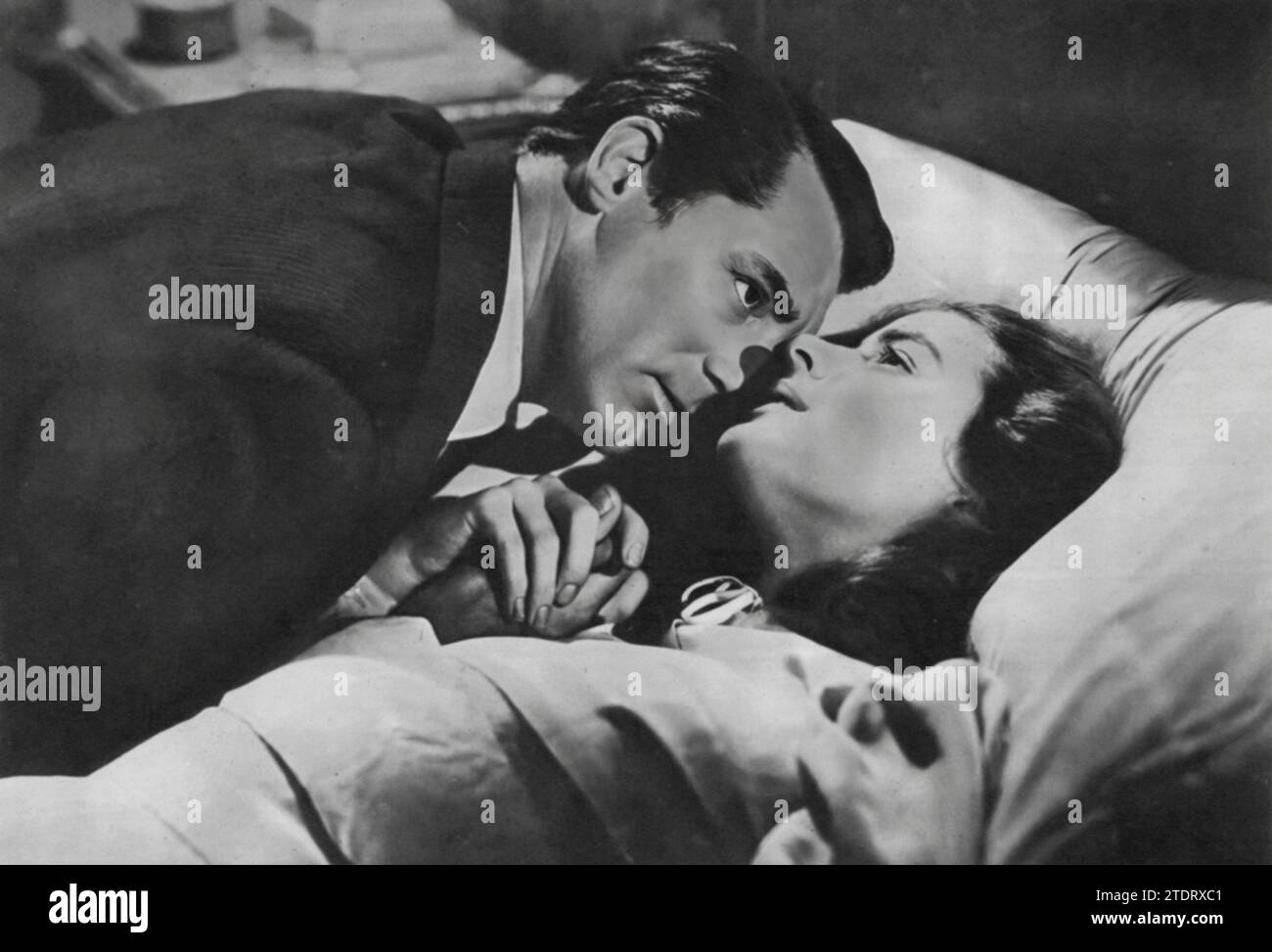 Ingrid Bergman und Cary Grant spielen die Hauptrollen im klassischen Alfred Hitchcock-Film „notorious“ (1946). Dieser spannende Thriller spielt nach dem Zweiten Weltkrieg und dreht sich um Spionage und Romantik. Bergman spielt eine Frau, die mit der Infiltrierung einer Gruppe von Nazis in Südamerika beauftragt ist, mit Grant als Regierungsagent. Ihre Chemie auf dem Bildschirm und die meisterhafte Mischung aus Spannung und Intrigen machen „berüchtigt“ sowohl in Hitchcocks Werk als auch im Film Noir zu einem herausragenden Erlebnis. Stockfoto