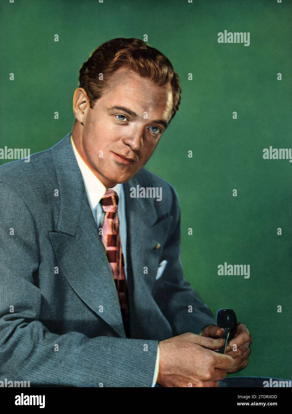 Van Heflin, geboren am 13. Dezember 1910 und verstorben am 23. Juli 1971, war ein bedeutender Schauspieler, der für seine Rollen in klassischen Hollywood-Filmen bekannt war. Eine seiner bemerkenswerten Auftritte war in der Green Dolphin Street (1947), wo er seine vielseitigen schauspielerischen Fähigkeiten unter Beweis stellte. Heflins Karriere umfasste verschiedene Genres, was ihm Anerkennung und einen Platz unter den denkwürdigen Figuren des goldenen Zeitalters des Kinos einbrachte. Stockfoto