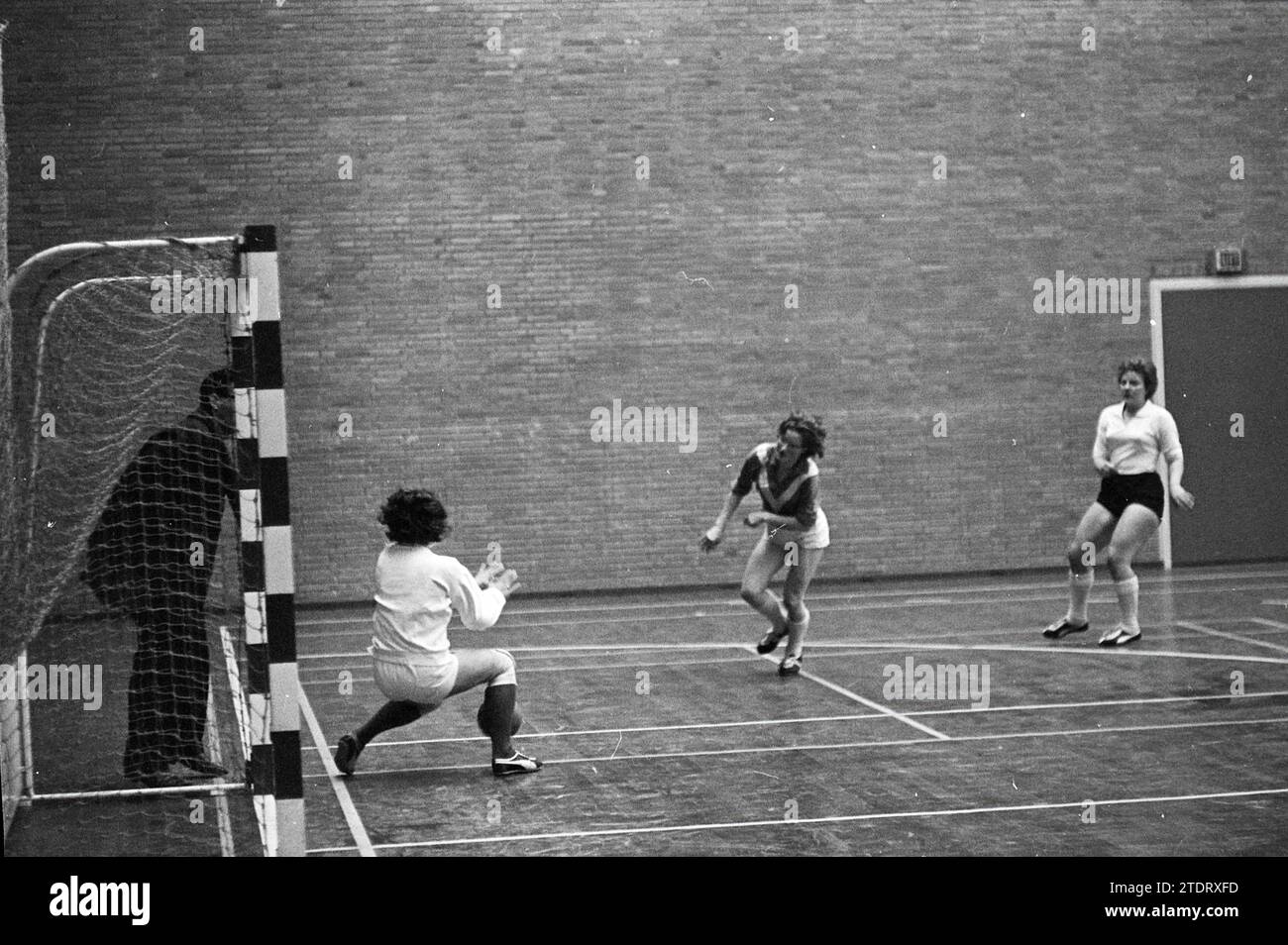 Heemskerk - IJmond Indoor Handball, Handball, 26.01.1964, Whizgle News from the Past, Zugeschnitten auf die Zukunft. Erkunden Sie historische Geschichten, das Image der niederländischen Agentur aus einer modernen Perspektive, die die Lücke zwischen den Ereignissen von gestern und den Erkenntnissen von morgen überbrückt. Eine zeitlose Reise, die die Geschichten prägt, die unsere Zukunft prägen Stockfoto