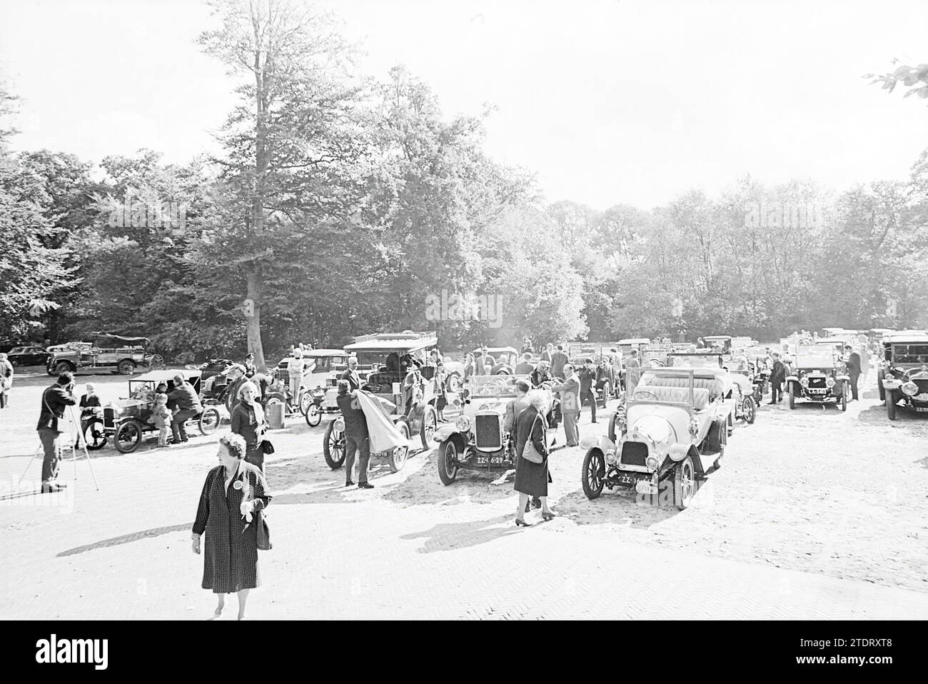 Defile P.A.C. Kundgebung auf Soestdijk für Prinz Bernhard und Lunch Groenendaal, Heemstede, Kon. Besuche und Empfänge, Personen, Beerdigung, 18-09-1965','19-09-1965, Whizgle News from the Past, maßgeschneidert für die Zukunft. Erkunden Sie historische Geschichten, das Image der niederländischen Agentur aus einer modernen Perspektive, die die Lücke zwischen den Ereignissen von gestern und den Erkenntnissen von morgen überbrückt. Eine zeitlose Reise, die die Geschichten prägt, die unsere Zukunft prägen Stockfoto