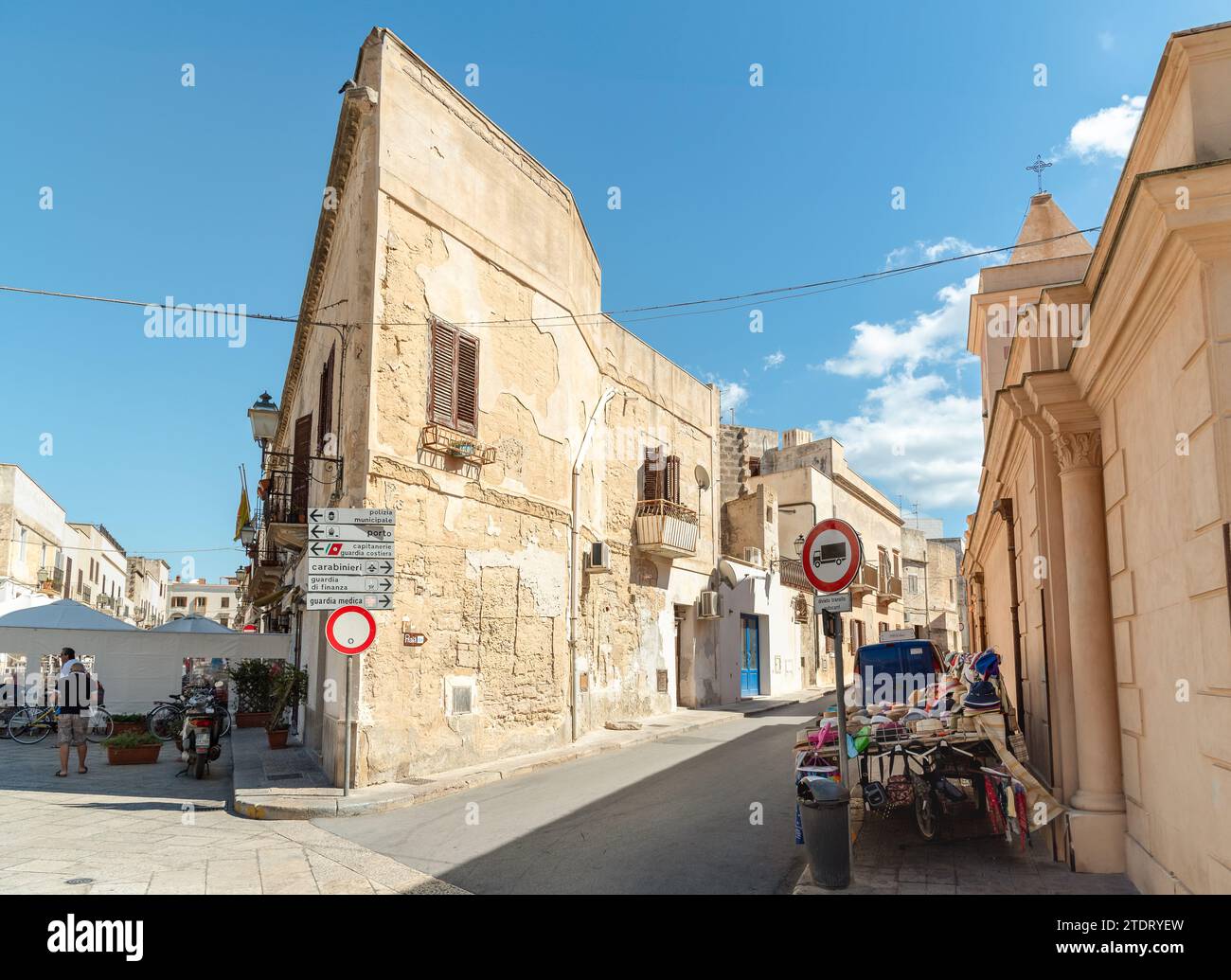 Favignana, Trapani, Italien - 22. September 2016: Städtische Straße mit typischen mediterranen Häusern auf der Insel Favignana in Sizilien. Stockfoto