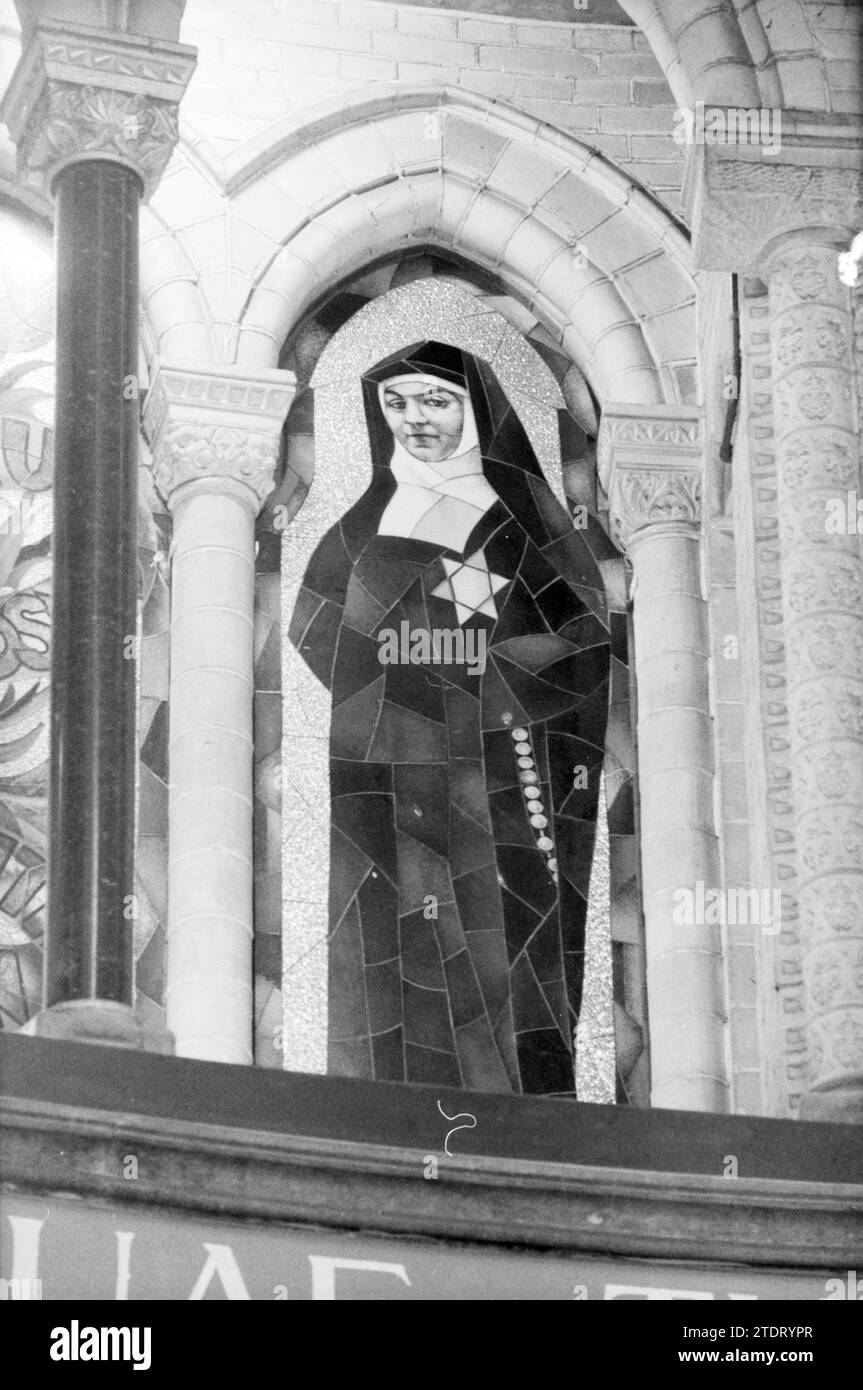 Glasscheibe Hilterman Grote oder Sint-Bavokerk, Grote Kerk, Haarlem, Grote Markt, Niederlande, 08-02-1989, Whizgle News aus der Vergangenheit, zugeschnitten auf die Zukunft. Erkunden Sie historische Geschichten, das Image der niederländischen Agentur aus einer modernen Perspektive, die die Lücke zwischen den Ereignissen von gestern und den Erkenntnissen von morgen überbrückt. Eine zeitlose Reise, die die Geschichten prägt, die unsere Zukunft prägen Stockfoto