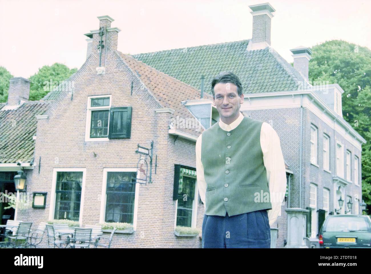 Herberg Het Roode Hert, mr. Kerver 08-30-1999, Velsen-Zuid, Zuiderdorpstraat 15, 30-08-1999, Whizgle News from the Past, Tailored for the Future. Erkunden Sie historische Geschichten, das Image der niederländischen Agentur aus einer modernen Perspektive, die die Lücke zwischen den Ereignissen von gestern und den Erkenntnissen von morgen überbrückt. Eine zeitlose Reise, die die Geschichten prägt, die unsere Zukunft prägen Stockfoto