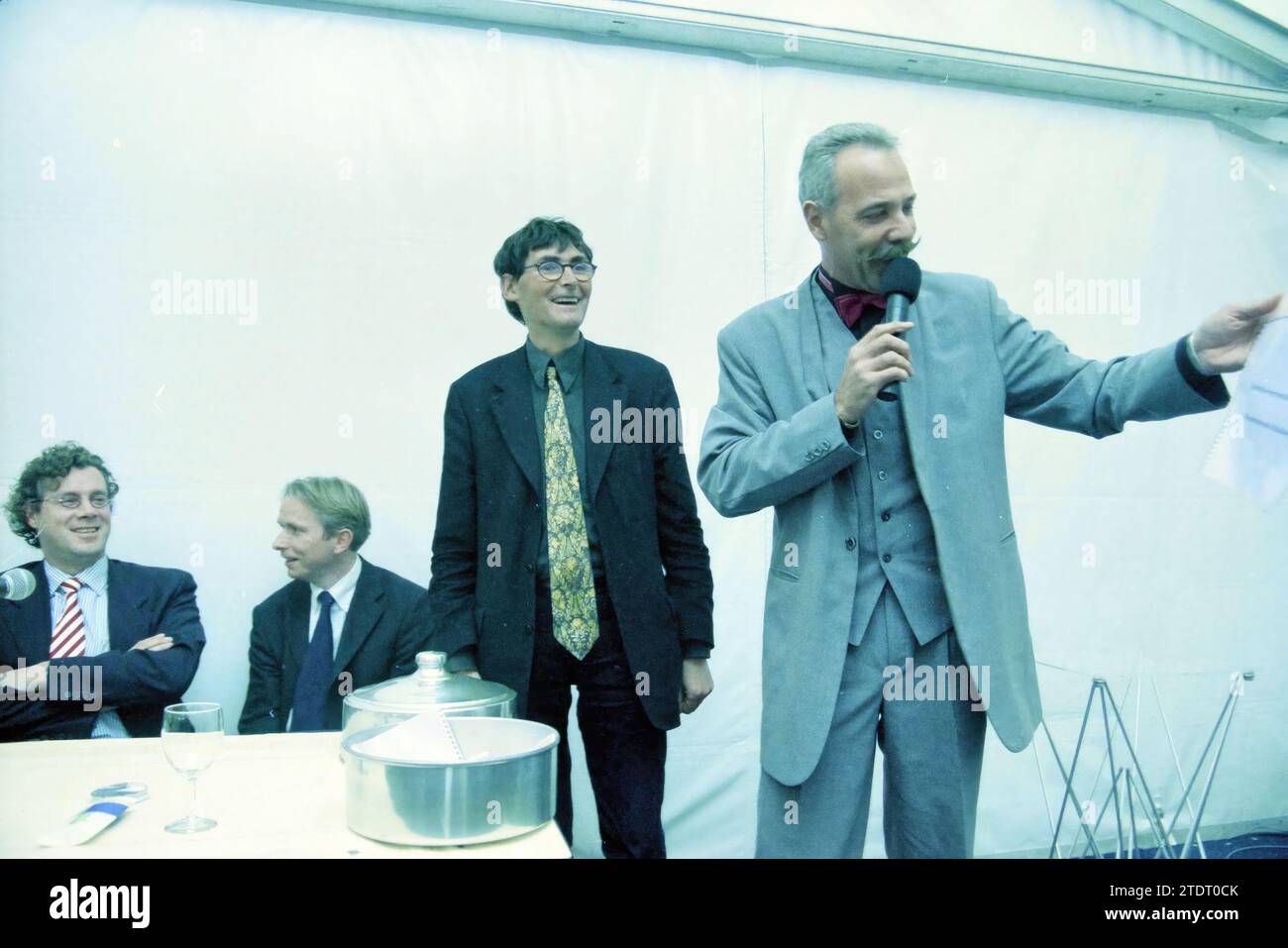 Signature Woonmaatschappij, Haarlem, 10-10-2001, Whizgle News aus der Vergangenheit, maßgeschneidert für die Zukunft. Erkunden Sie historische Geschichten, das Image der niederländischen Agentur aus einer modernen Perspektive, die die Lücke zwischen den Ereignissen von gestern und den Erkenntnissen von morgen überbrückt. Eine zeitlose Reise, die die Geschichten prägt, die unsere Zukunft prägen Stockfoto