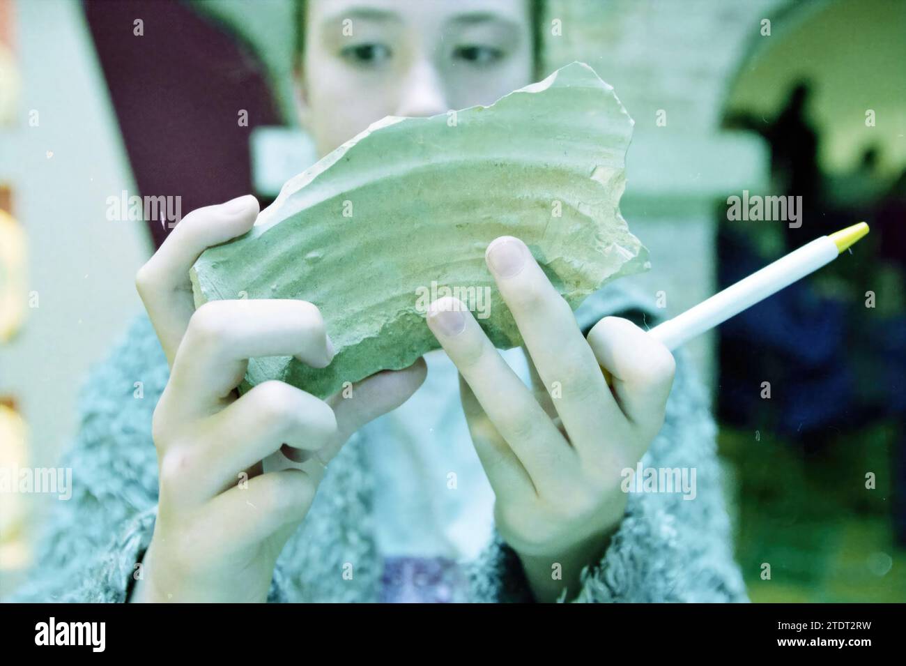 Besucher mit archäologischen Funden im archäologischen Museum Haarlem, Haarlem, Niederlande, 18-10-2003, Whizgle News from the Past, maßgeschneidert für die Zukunft. Erkunden Sie historische Geschichten, das Image der niederländischen Agentur aus einer modernen Perspektive, die die Lücke zwischen den Ereignissen von gestern und den Erkenntnissen von morgen überbrückt. Eine zeitlose Reise, die die Geschichten prägt, die unsere Zukunft prägen Stockfoto