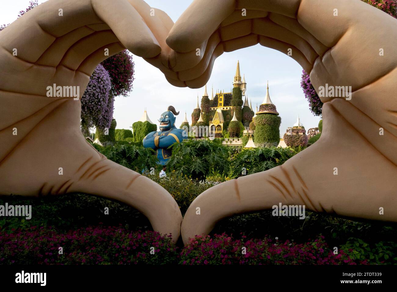 Die Hände zeigen das Herzsymbol in Dubai Miracle Garden, Dubailand, Dubai, VAE Stockfoto