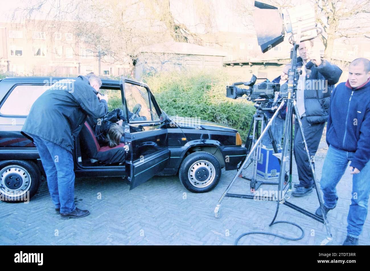 Filmaufnahme Stadhuisstraat .., 29.11.2000, Whizgle News from the Past, Tailored for the Future. Erkunden Sie historische Geschichten, das Image der niederländischen Agentur aus einer modernen Perspektive, die die Lücke zwischen den Ereignissen von gestern und den Erkenntnissen von morgen überbrückt. Eine zeitlose Reise, die die Geschichten prägt, die unsere Zukunft prägen Stockfoto