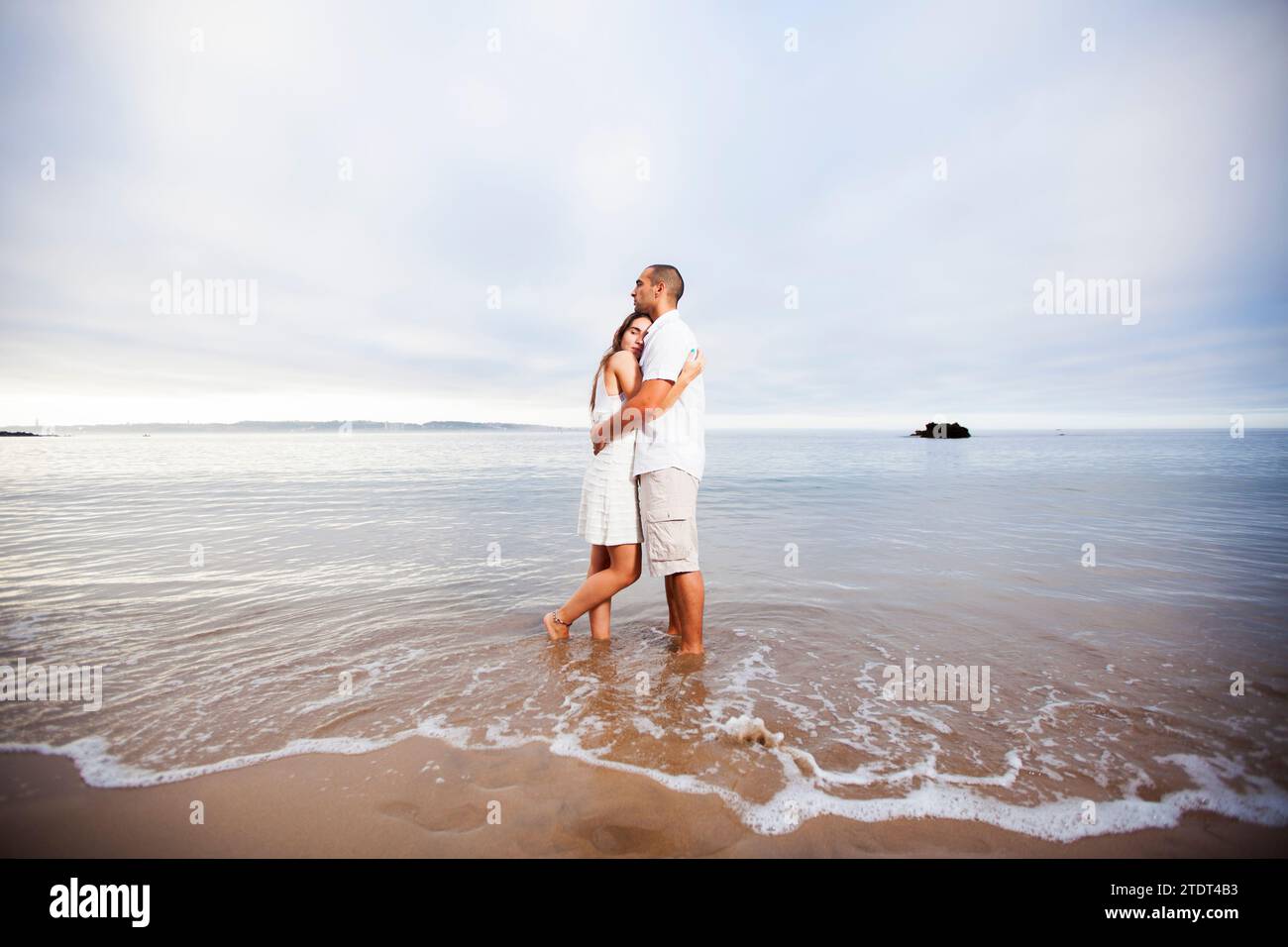 Leidenschaftliches Paar, das Spaß am Strand hat Stockfoto