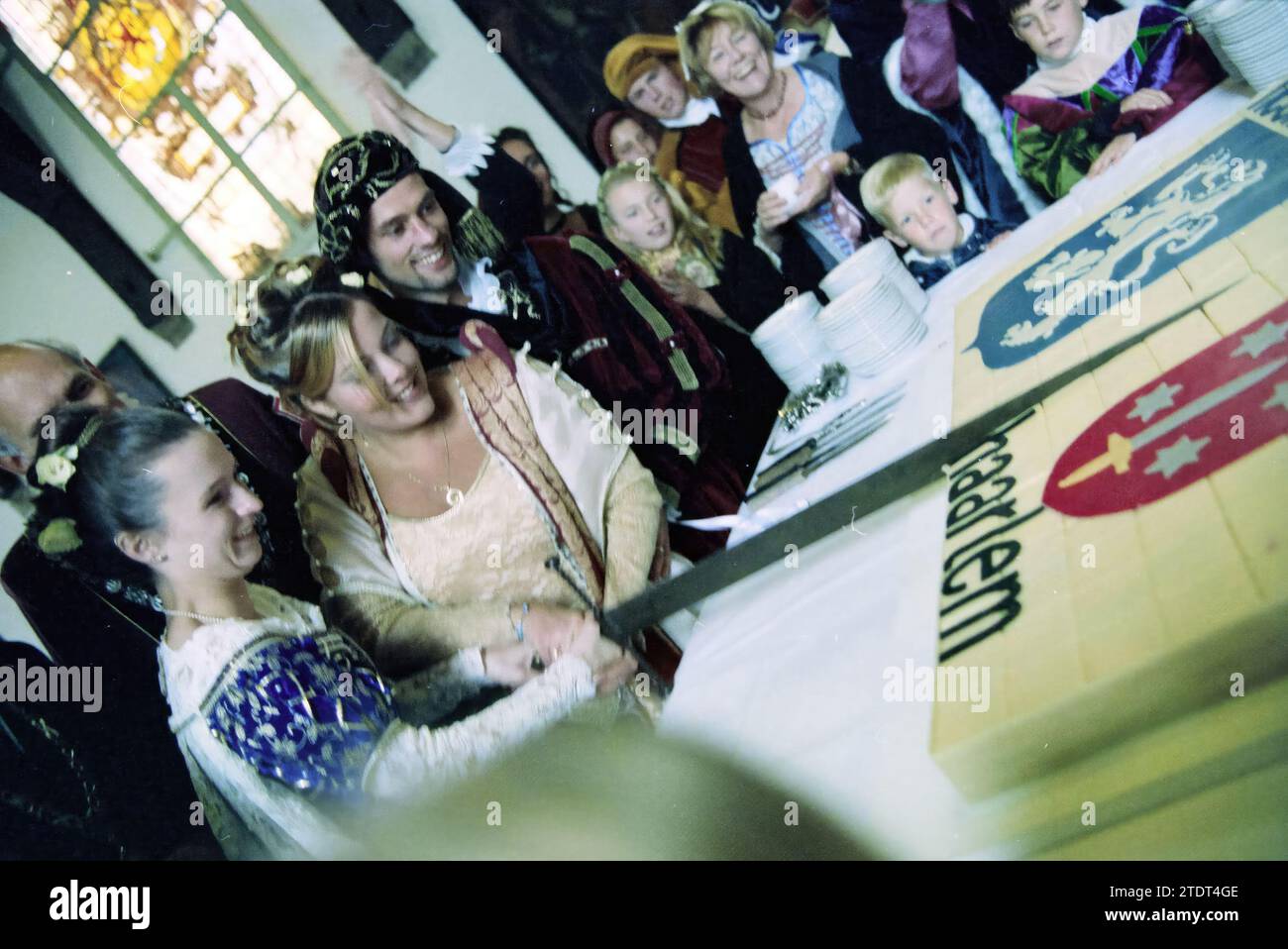 Hochzeitszeremonie im Frans Hals Stil (17. Jahrhundert) im Rathaus und in der Bavo Kirche mit Bürgermeister Jaap Pop, Haarlem, Grote Markt, Niederlande, 02-10-1998, Whizgle News aus der Vergangenheit, zugeschnitten auf die Zukunft. Erkunden Sie historische Geschichten, das Image der niederländischen Agentur aus einer modernen Perspektive, die die Lücke zwischen den Ereignissen von gestern und den Erkenntnissen von morgen überbrückt. Eine zeitlose Reise, die die Geschichten prägt, die unsere Zukunft prägen Stockfoto