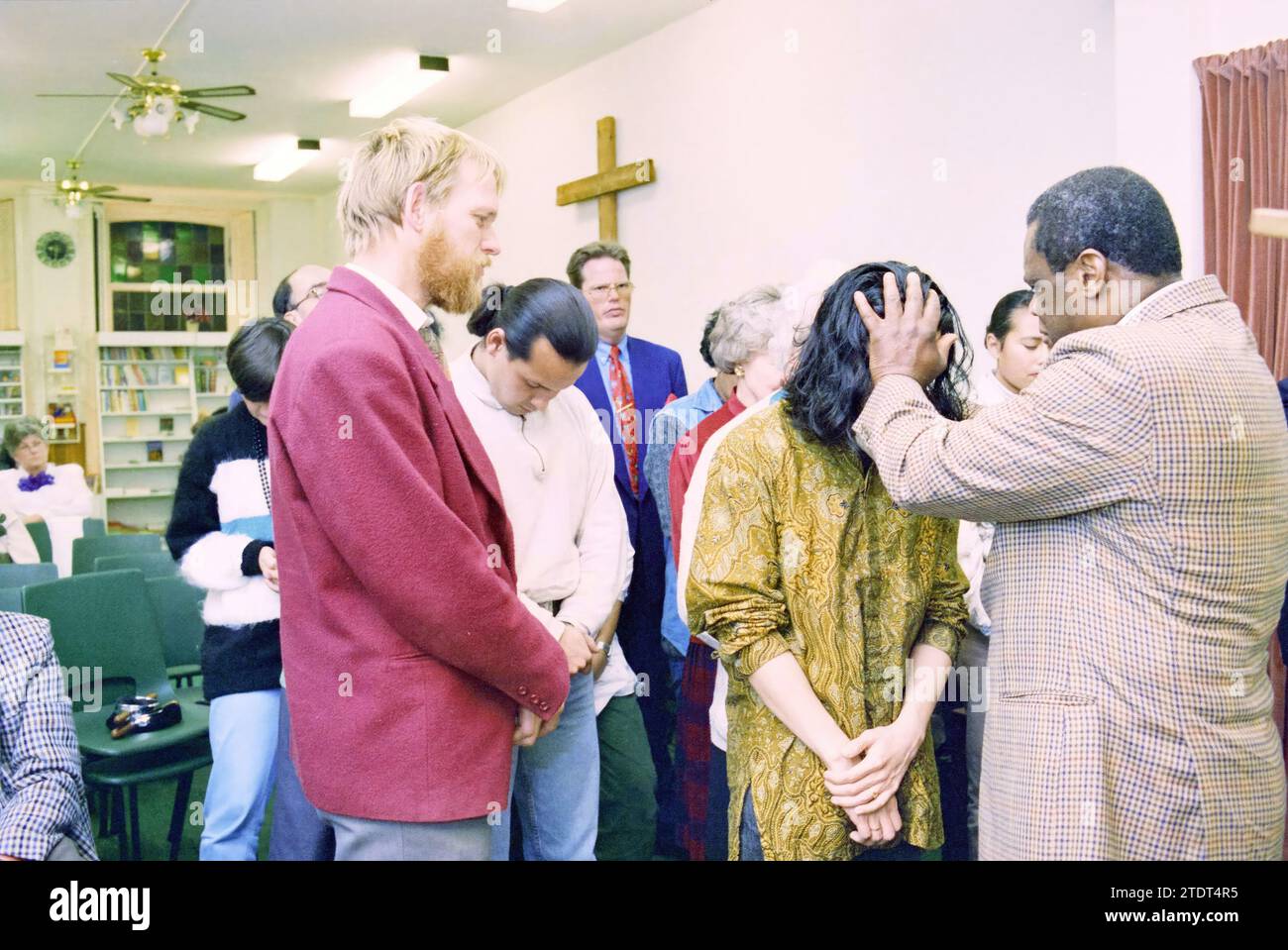 Religiöser Dienst mit Faith Healing, 00-00-1994, Whizgle News aus der Vergangenheit, zugeschnitten auf die Zukunft. Erkunden Sie historische Geschichten, das Image der niederländischen Agentur aus einer modernen Perspektive, die die Lücke zwischen den Ereignissen von gestern und den Erkenntnissen von morgen überbrückt. Eine zeitlose Reise, die die Geschichten prägt, die unsere Zukunft prägen Stockfoto