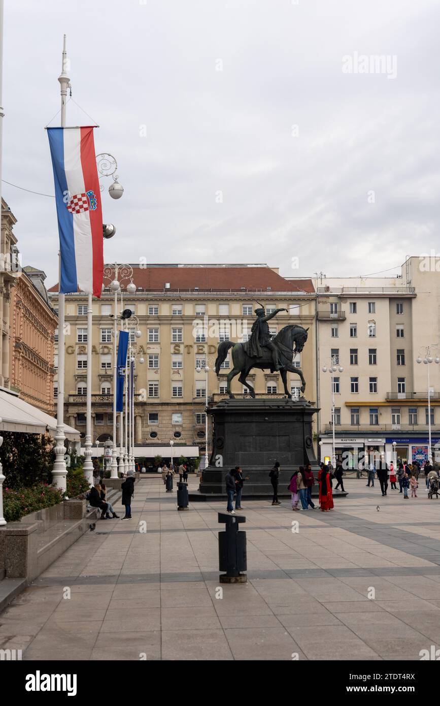 Blick auf den Ban-Jelačić-Platz (alias Trg Bana Jelačića oder Jelačić Plac) mit der Statue von Ban Josip Jelačić auf einem Pferd und kroatischer Flagge in Zagreb, Kroatien Stockfoto