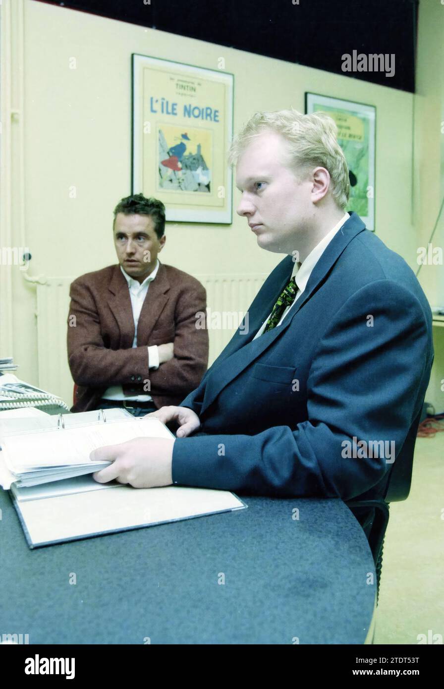 Menschen in einer Büroumgebung mit französischsprachigen Tintin-Bildern an der Wand., 00-01-1998, Whizgle News from the Past, zugeschnitten auf die Zukunft. Erkunden Sie historische Geschichten, das Image der niederländischen Agentur aus einer modernen Perspektive, die die Lücke zwischen den Ereignissen von gestern und den Erkenntnissen von morgen überbrückt. Eine zeitlose Reise, die die Geschichten prägt, die unsere Zukunft prägen Stockfoto