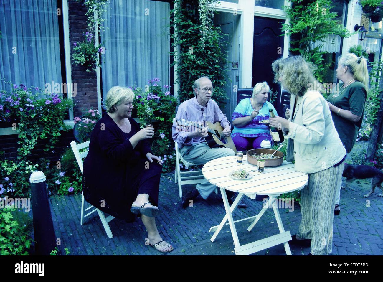 Tanja Nunnink (Sommerseite) Haarlem, Haarlem, Niederlande, 25-07-1999, Whizgle News from the Past, Tailored for the Future. Erkunden Sie historische Geschichten, das Image der niederländischen Agentur aus einer modernen Perspektive, die die Lücke zwischen den Ereignissen von gestern und den Erkenntnissen von morgen überbrückt. Eine zeitlose Reise, die die Geschichten prägt, die unsere Zukunft prägen Stockfoto