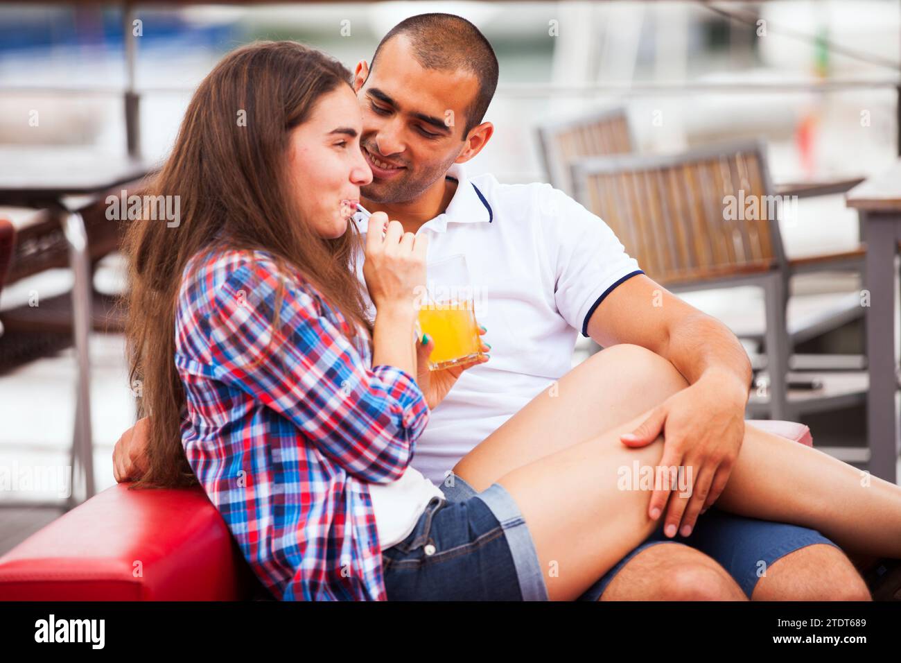 Ein Paar hat Spaß in einer Bar im Freien Stockfoto