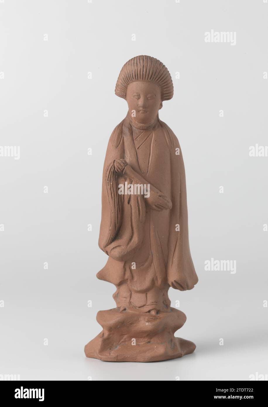 Guanyin, anonym, ca. 1680 - ca. 1720 Figur aus roter Keramik, stehend auf einem felsigen Sockel, dargestellt Guanyin mit Fliegenbürste in der rechten Hand. Das Bild ist ein Beispiel für das Bild mit invnr. BK-KOG-1714-B. Delfter (möglicherweise) Steingut Figur aus roter Keramik, stehend auf einem felsigen Sockel, die Guanyin mit Fliegenbürste in der rechten Hand darstellt. Das Bild ist ein Beispiel für das Bild mit invnr. BK-KOG-1714-B. Delfter Steingut (evtl.) Stockfoto