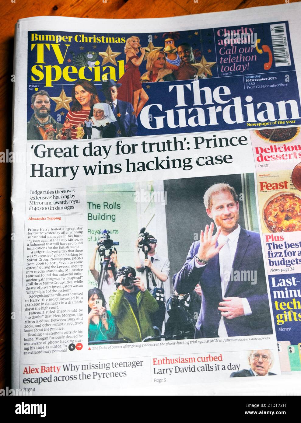 „Great Day for Truth“ Prince Harry Wins (Phone) Hacking Case“ Guardian Zeitung Schlagzeilen-Titelseite am 16. Dezember 2023 in London, England, Großbritannien Stockfoto