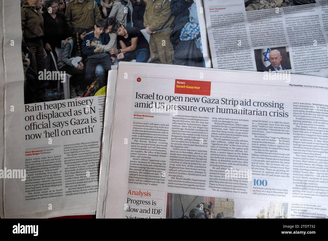 "Israel eröffnet neuen Gazastreifen-Hilfsübergang unter dem Druck der USA wegen humanitärer Krise" titelt die Zeitung Guardian am 16. Dezember 2023 über den Krieg der israelischen Hamas Stockfoto