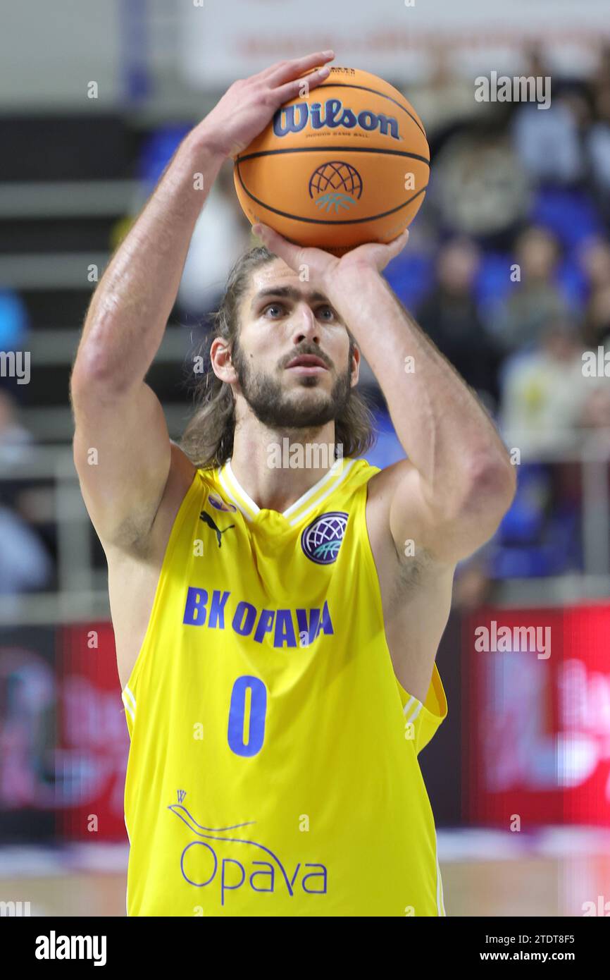 Opava, Tschechische Republik. Dezember 2023. Adam Pechacek (Opava) in Aktion während der Männer Basketball Champions League, Gruppe B, 6. Runde, BK Opava gegen Promitheas Patras, in Opava, Tschechien, 19. Dezember 2023. Quelle: Petr Sznapka/CTK Photo/Alamy Live News Stockfoto