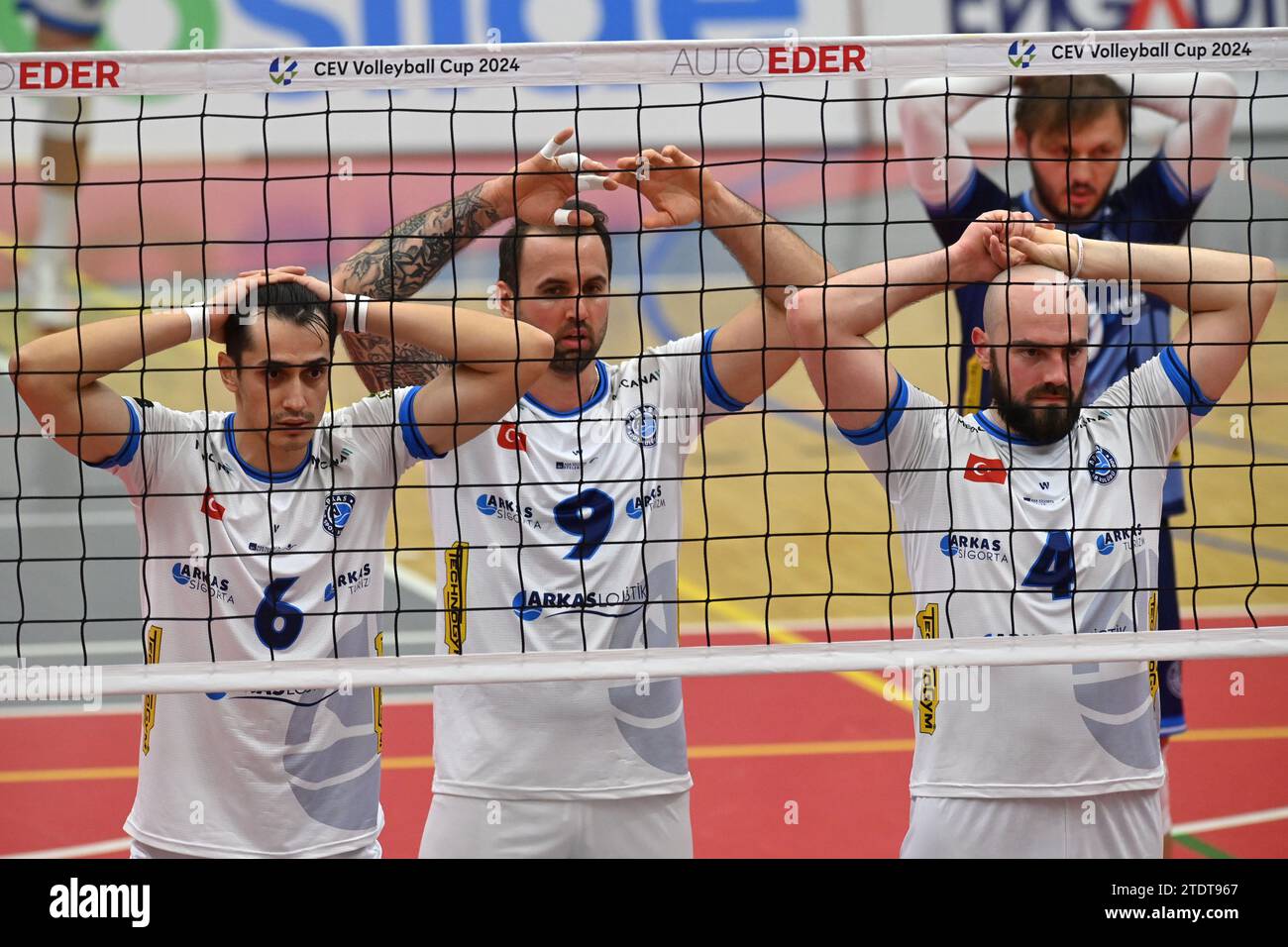 Karlsbad, Tschechische Republik. Dezember 2023. L-R Ertugrul Gazi Metin, Gyorgy Grozer und Nicholas Hoag (Arkas) in Aktion während des CEV Volleyballpokals der Männer das achte Finale des VK CEZ Karlovarsko gegen Arkas Spor Izmir, am 19. Dezember 2023 in Karlsbad, Tschechien. Quelle: Slavomir Kubes/CTK Photo/Alamy Live News Stockfoto