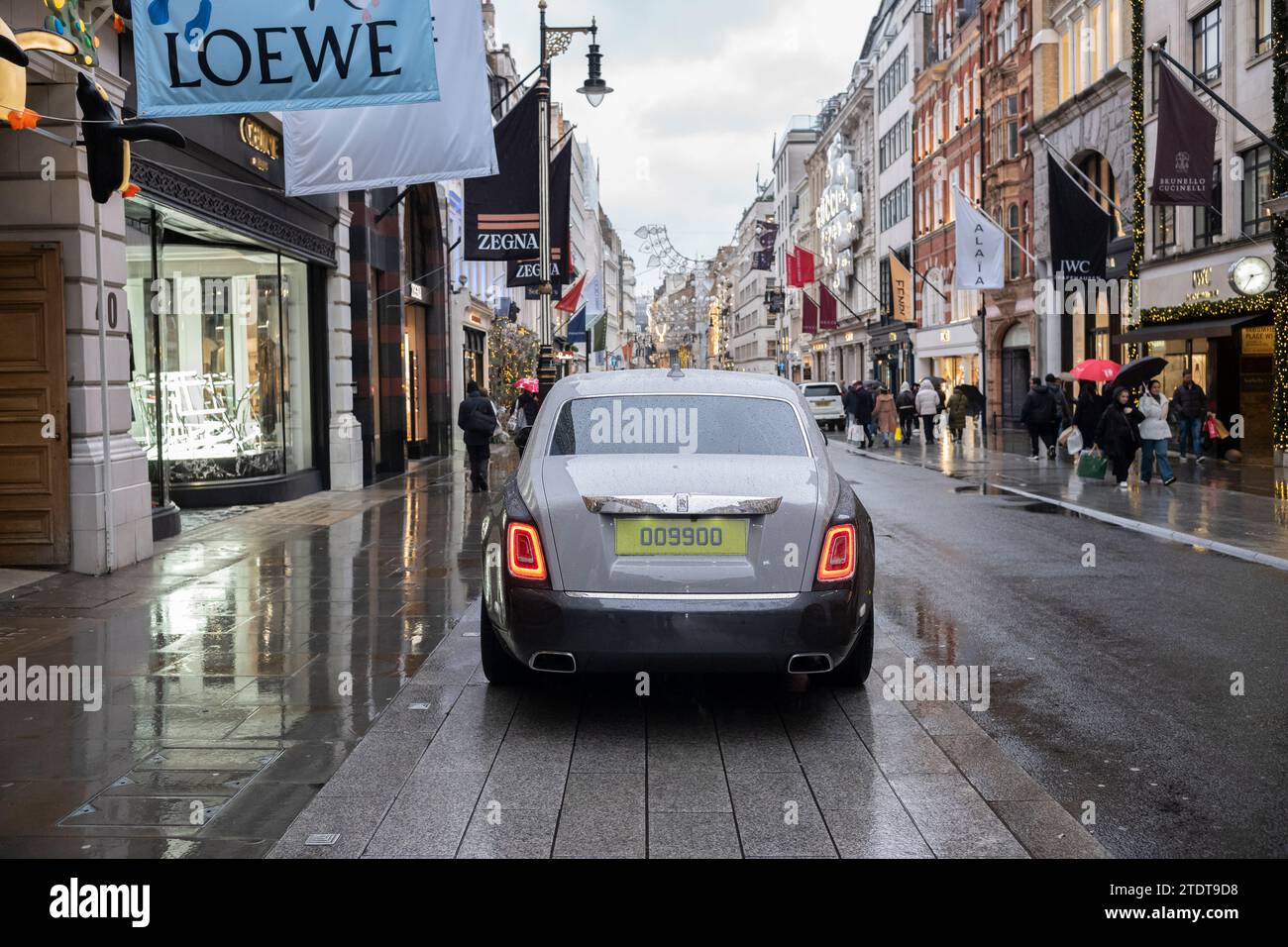Rolls Royce parkte an einem nassen Wintertag entlang der Old Bond Street, London, England, Großbritannien Stockfoto