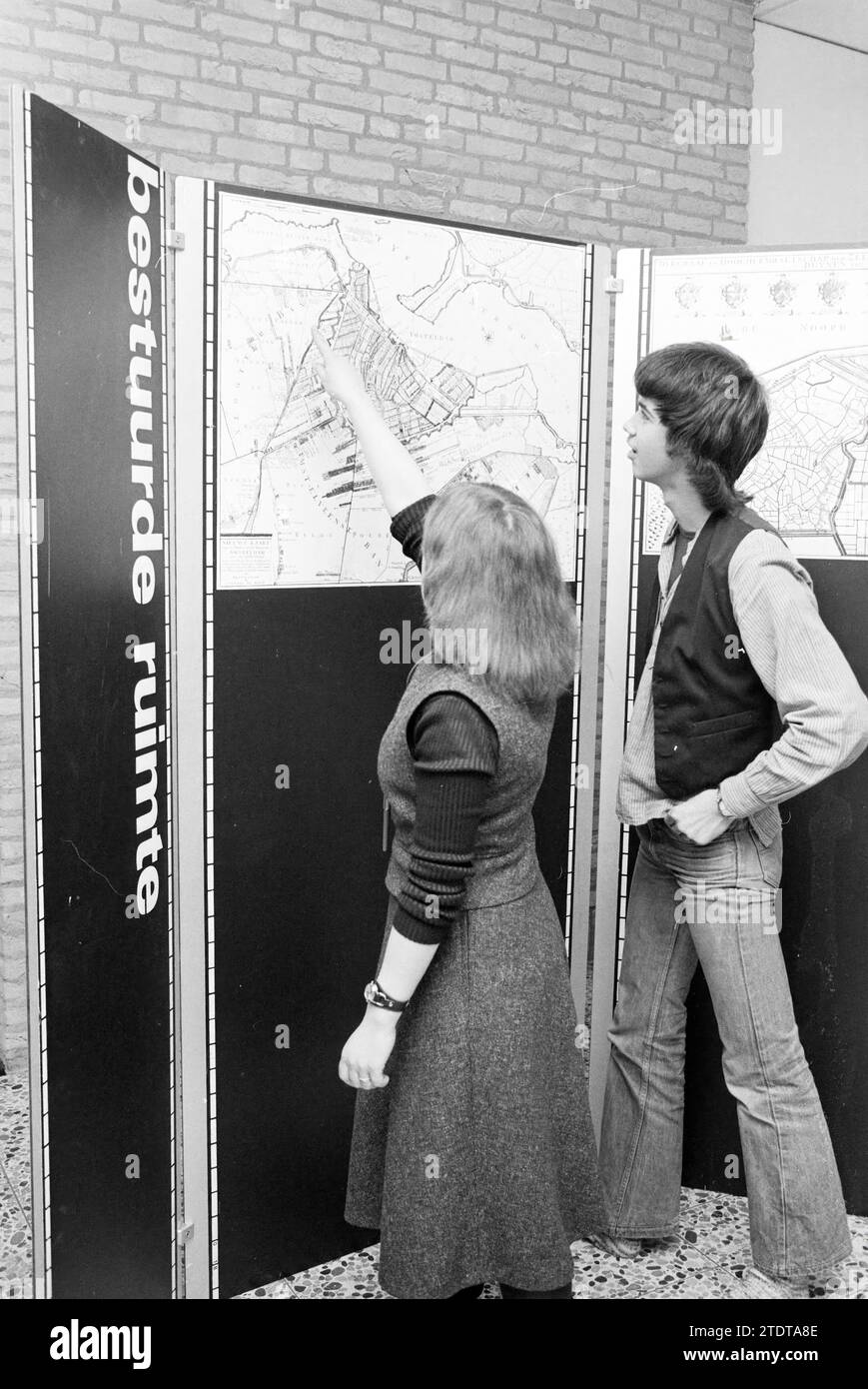 Ausstellung 'Registered Space' in Beverwijk (Mann und Frau Blick auf die alte Karte von Amsterdam), 06-02-1979, Whizgle News from the Past, Tailored for the Future. Erkunden Sie historische Geschichten, das Image der niederländischen Agentur aus einer modernen Perspektive, die die Lücke zwischen den Ereignissen von gestern und den Erkenntnissen von morgen überbrückt. Eine zeitlose Reise, die die Geschichten prägt, die unsere Zukunft prägen Stockfoto