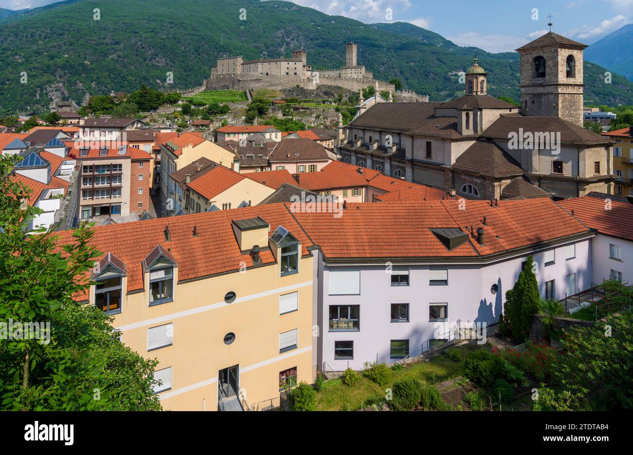 Bellinzona: Schloss Castelgrande, Kirche Santi Pietro e Stefano in Bellinzona, Tessin, Schweiz Stockfoto
