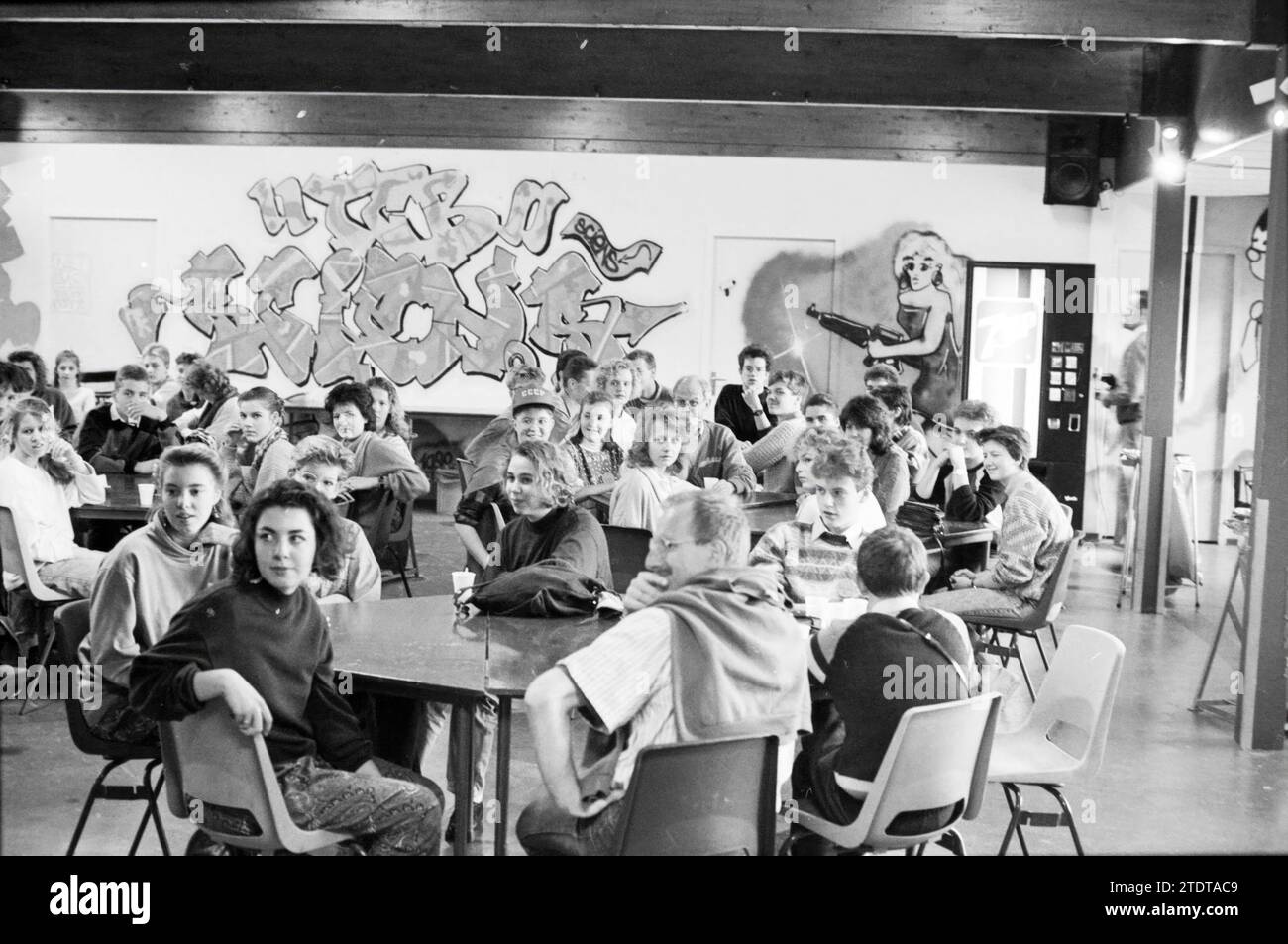 Russen am Fioretti College Lisse, Schulen, Lisse, 05-11-1989, Whizgle News aus der Vergangenheit, zugeschnitten auf die Zukunft. Erkunden Sie historische Geschichten, das Image der niederländischen Agentur aus einer modernen Perspektive, die die Lücke zwischen den Ereignissen von gestern und den Erkenntnissen von morgen überbrückt. Eine zeitlose Reise, die die Geschichten prägt, die unsere Zukunft prägen Stockfoto