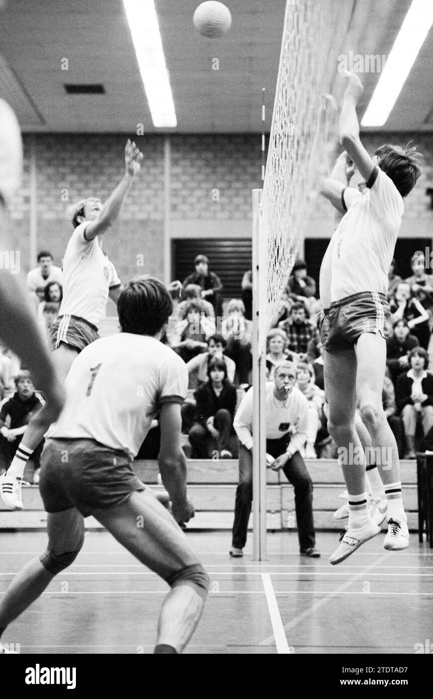 OVRA - Diamanten (Männer), Volleyball, 25.04.1982, Whizgle News from the Past, maßgeschneidert für die Zukunft. Erkunden Sie historische Geschichten, das Image der niederländischen Agentur aus einer modernen Perspektive, die die Lücke zwischen den Ereignissen von gestern und den Erkenntnissen von morgen überbrückt. Eine zeitlose Reise, die die Geschichten prägt, die unsere Zukunft prägen Stockfoto