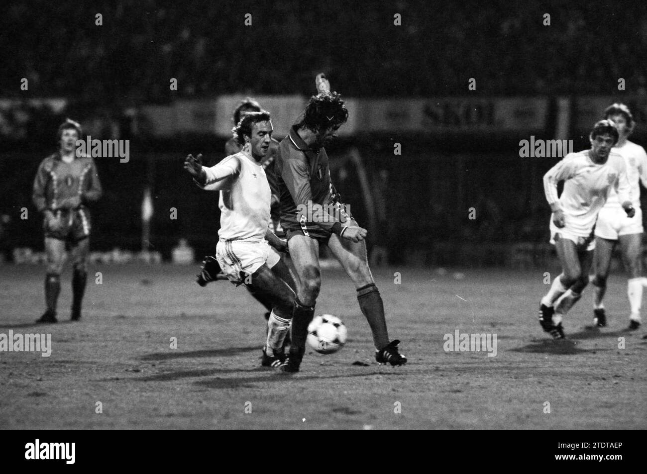 Niederlande - Belgien 3-0, Rotterdam, de Kuip, 14-10-1981, Whizgle News from the Past, maßgeschneidert für die Zukunft. Erkunden Sie historische Geschichten, das Image der niederländischen Agentur aus einer modernen Perspektive, die die Lücke zwischen den Ereignissen von gestern und den Erkenntnissen von morgen überbrückt. Eine zeitlose Reise, die die Geschichten prägt, die unsere Zukunft prägen Stockfoto