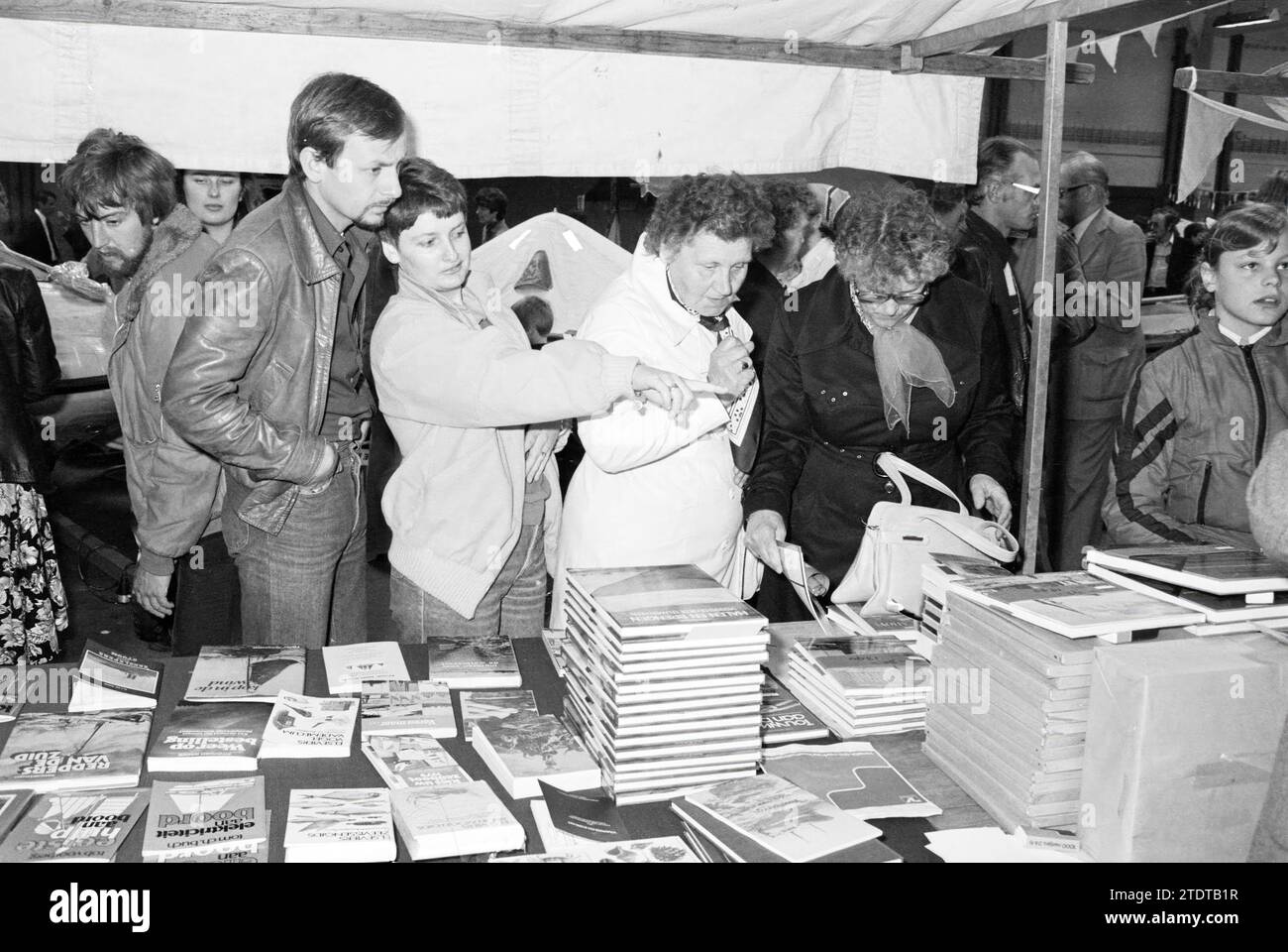 Flaggentag in IJmuiden, Flaggentag, IJmuiden, Niederlande, 02-06-1979, Whizgle News aus der Vergangenheit, zugeschnitten auf die Zukunft. Erkunden Sie historische Geschichten, das Image der niederländischen Agentur aus einer modernen Perspektive, die die Lücke zwischen den Ereignissen von gestern und den Erkenntnissen von morgen überbrückt. Eine zeitlose Reise, die die Geschichten prägt, die unsere Zukunft prägen Stockfoto