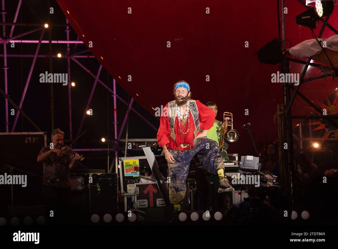 Der italienische Sänger und Songwriter Lorenzo Cherubini, auch bekannt als Jovanotti, tritt live während der Jova Beach Party am Flava Beach in Castelvolturno (Caserta) auf. Stockfoto