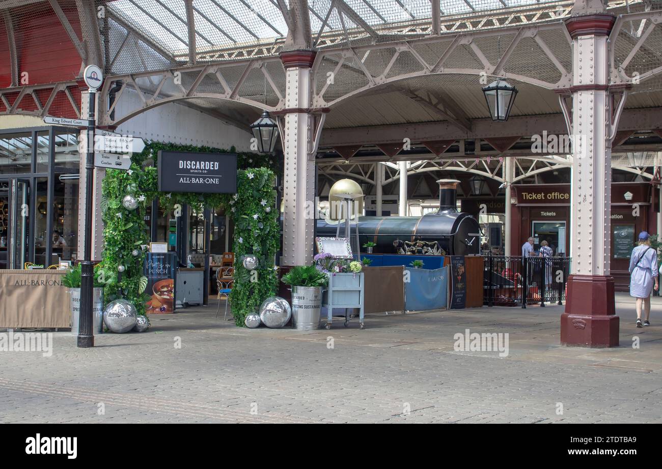 15. juni 2023 Mitglieder des öffentlichen Walking the Concourse im Windsor Royal Shopping Complex in Royal Windsor Berkshire, der Heimat der berühmten Winds Stockfoto