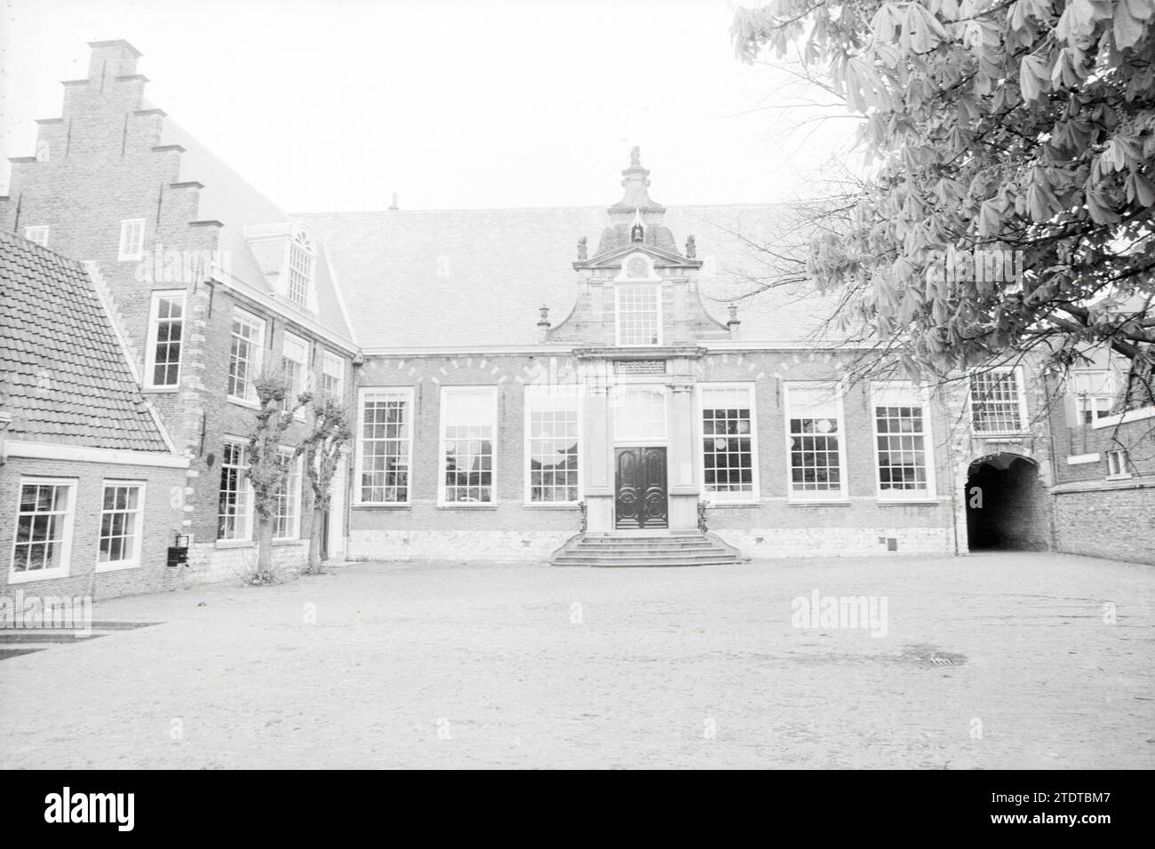 EXT. Old Goals Torquadrat, Außenansicht, Haarlem, Doelenplein, Nederland, 29-04-1988, Whizgle News aus der Vergangenheit, zugeschnitten auf die Zukunft. Erkunden Sie historische Geschichten, das Image der niederländischen Agentur aus einer modernen Perspektive, die die Lücke zwischen den Ereignissen von gestern und den Erkenntnissen von morgen überbrückt. Eine zeitlose Reise, die die Geschichten prägt, die unsere Zukunft prägen Stockfoto