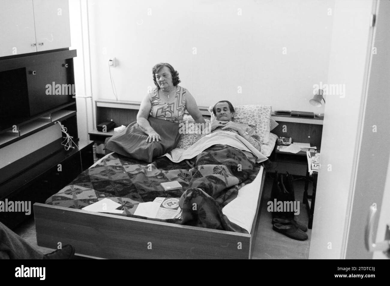 Paar im Bett, IJm., Personen, IJmuiden, Niederlande, 02-05-1980, Whizgle News aus der Vergangenheit, zugeschnitten auf die Zukunft. Erkunden Sie historische Geschichten, das Image der niederländischen Agentur aus einer modernen Perspektive, die die Lücke zwischen den Ereignissen von gestern und den Erkenntnissen von morgen überbrückt. Eine zeitlose Reise, die die Geschichten prägt, die unsere Zukunft prägen Stockfoto