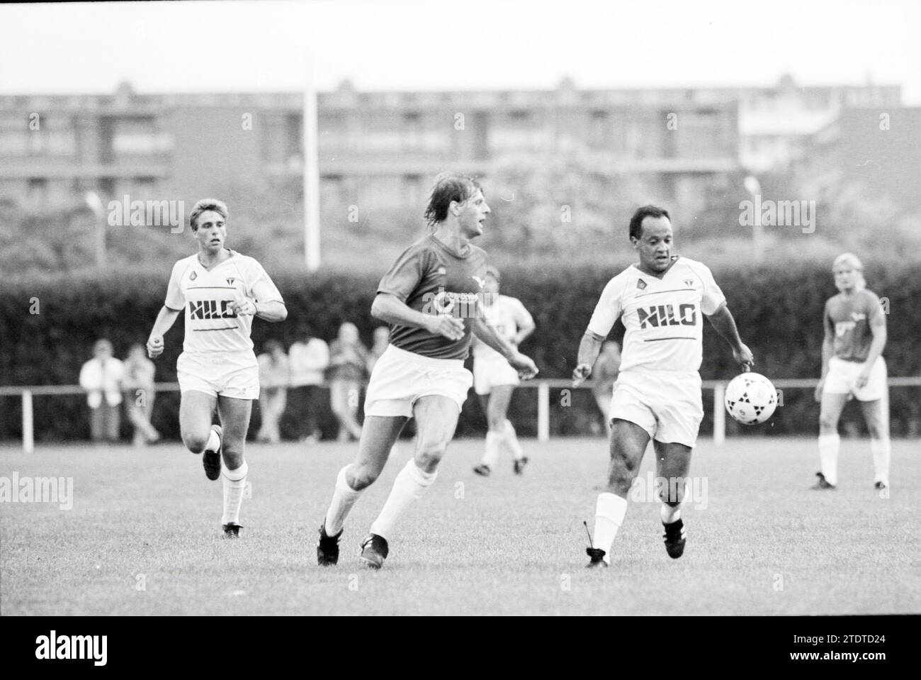 Stormvogels - Telstar, Football V.S.V., Velsen, Stormvogels, 12-08-1987, Whizgle News aus der Vergangenheit, zugeschnitten auf die Zukunft. Erkunden Sie historische Geschichten, das Image der niederländischen Agentur aus einer modernen Perspektive, die die Lücke zwischen den Ereignissen von gestern und den Erkenntnissen von morgen überbrückt. Eine zeitlose Reise, die die Geschichten prägt, die unsere Zukunft prägen Stockfoto
