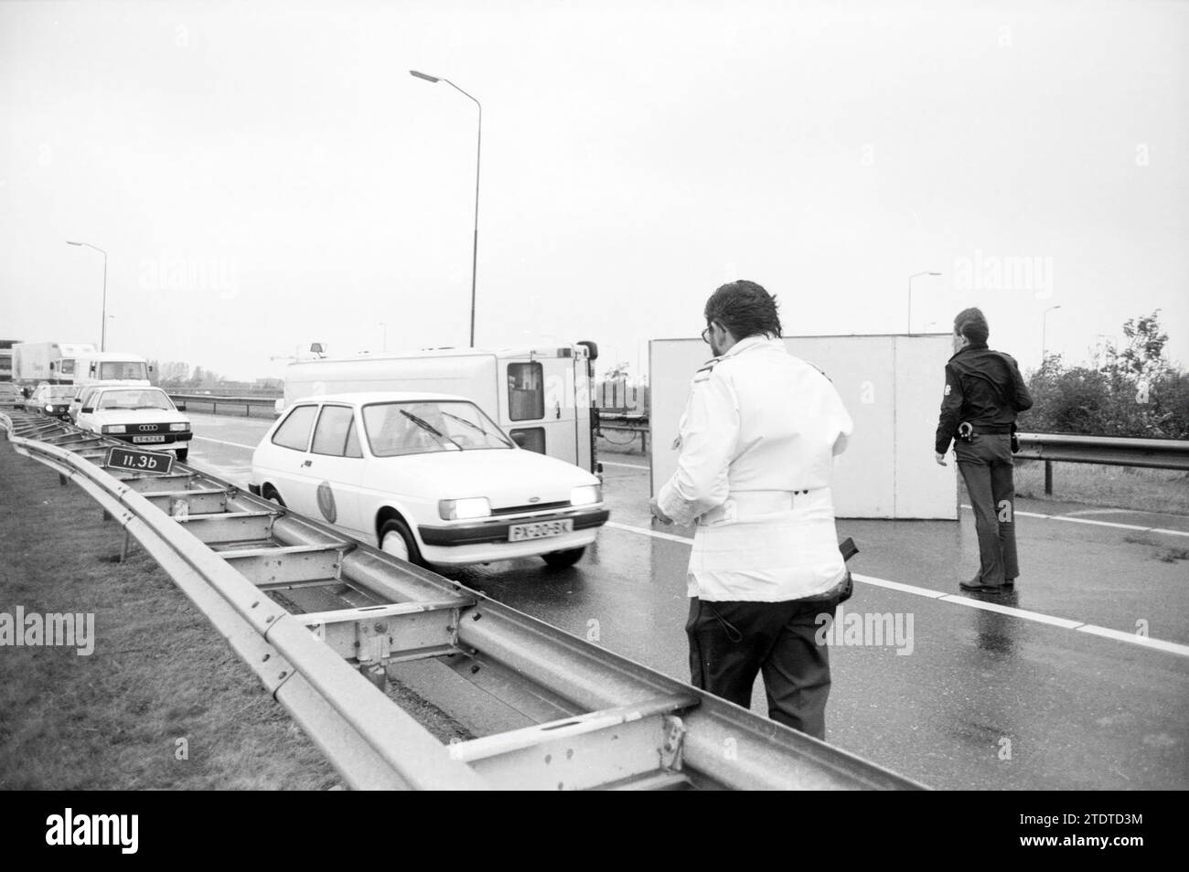 Sturm entlang der Hoofdvaart Baumkreuzung Straße Hoofddorp Schild auf Auto und über Baustelle Flora Rest. Hillegom Unfall auf der A4 Auffahrt, Sturm und Sturm Schaden, 20-10-1986, Whizgle News aus der Vergangenheit, zugeschnitten auf die Zukunft. Erkunden Sie historische Geschichten, das Image der niederländischen Agentur aus einer modernen Perspektive, die die Lücke zwischen den Ereignissen von gestern und den Erkenntnissen von morgen überbrückt. Eine zeitlose Reise, die die Geschichten prägt, die unsere Zukunft prägen Stockfoto