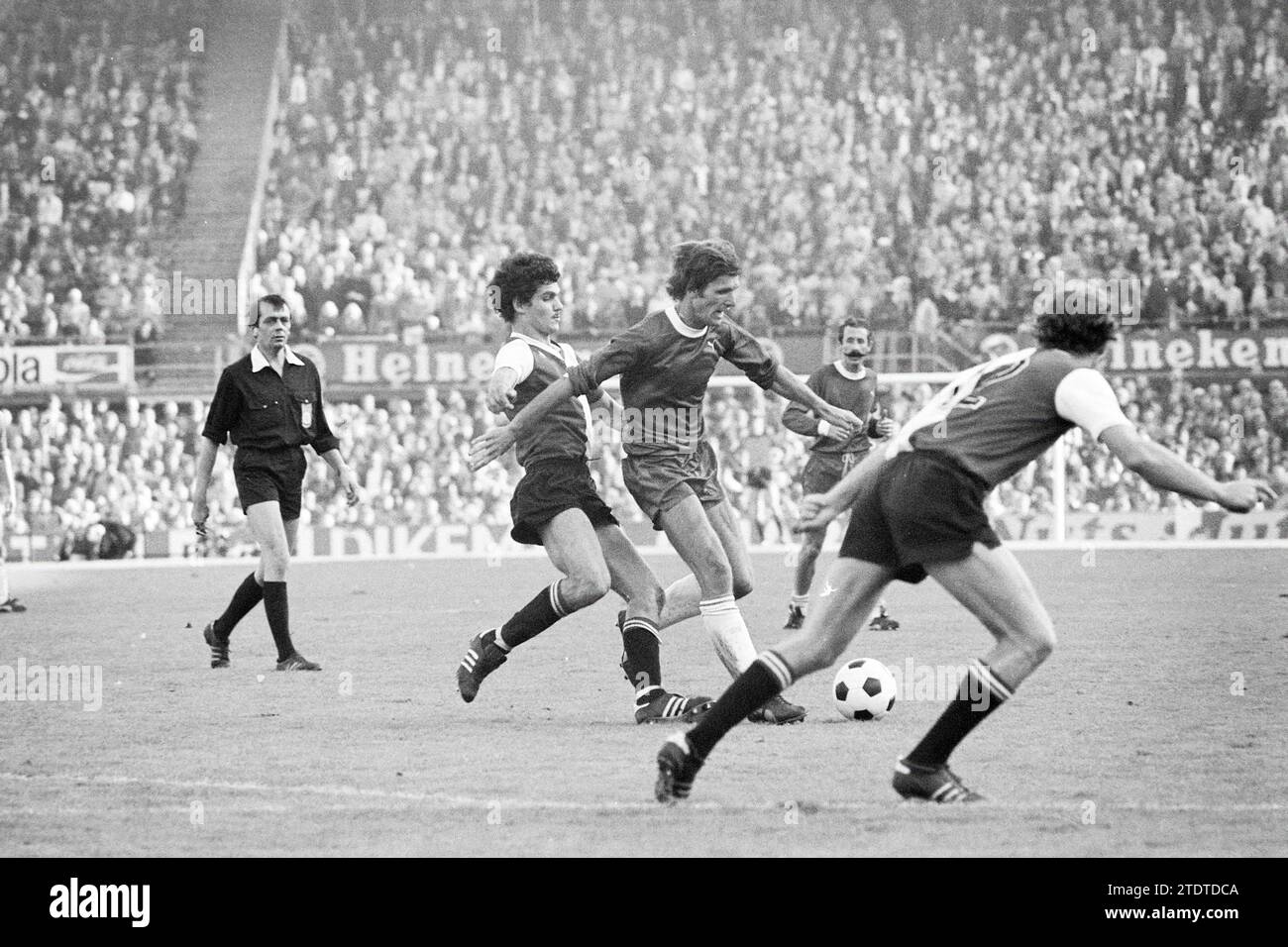 Feyenoord - Haarlem 7-0, Football Feijenoord, 17-10-1976, Whizgle News from the Past, maßgeschneidert für die Zukunft. Erkunden Sie historische Geschichten, das Image der niederländischen Agentur aus einer modernen Perspektive, die die Lücke zwischen den Ereignissen von gestern und den Erkenntnissen von morgen überbrückt. Eine zeitlose Reise, die die Geschichten prägt, die unsere Zukunft prägen Stockfoto