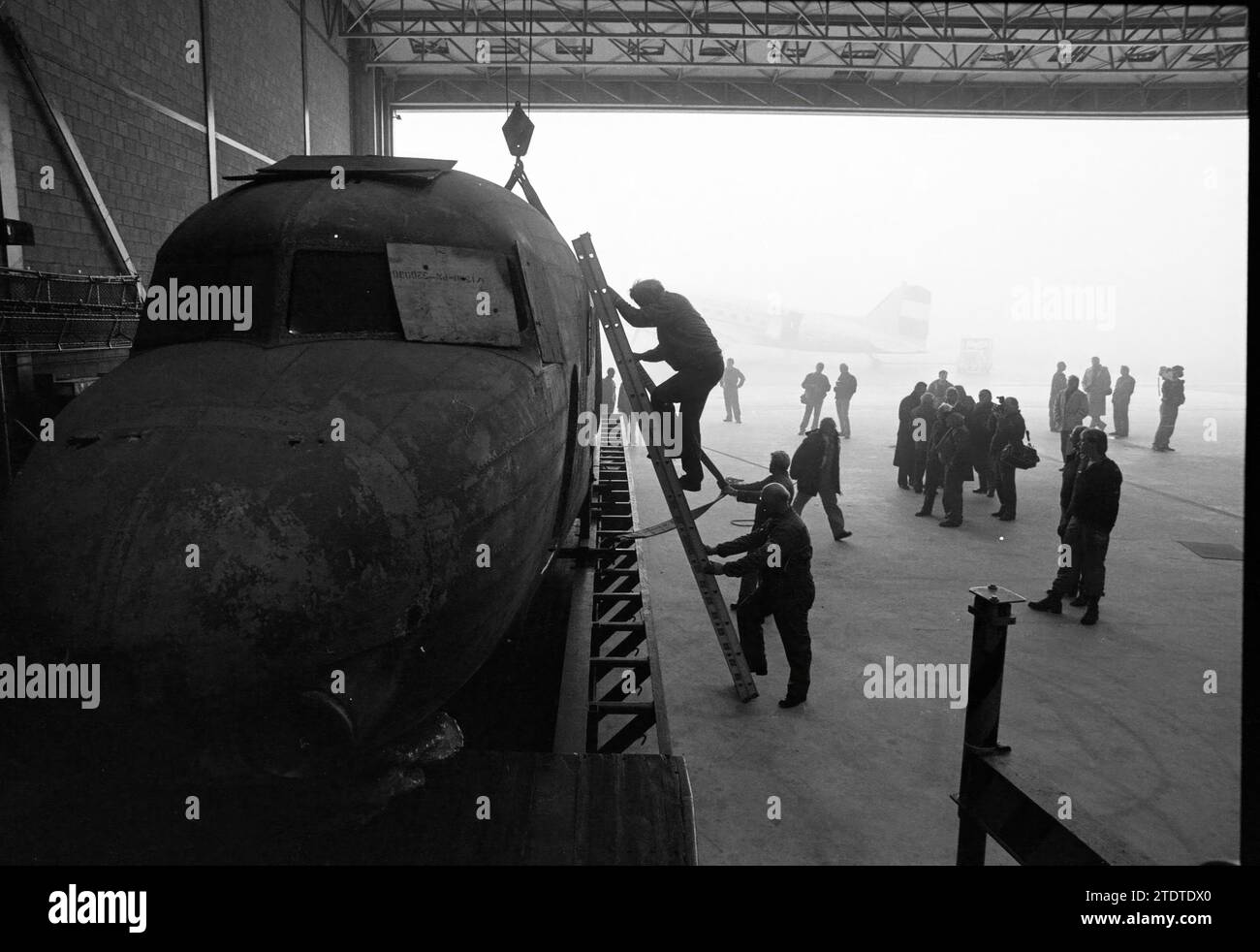 Arrival Rumpf DDA, Schiphol [Dutch Dakota Association], 12.07.1992, Whizgle News from the Past, maßgeschneidert für die Zukunft. Erkunden Sie historische Geschichten, das Image der niederländischen Agentur aus einer modernen Perspektive, die die Lücke zwischen den Ereignissen von gestern und den Erkenntnissen von morgen überbrückt. Eine zeitlose Reise, die die Geschichten prägt, die unsere Zukunft prägen Stockfoto