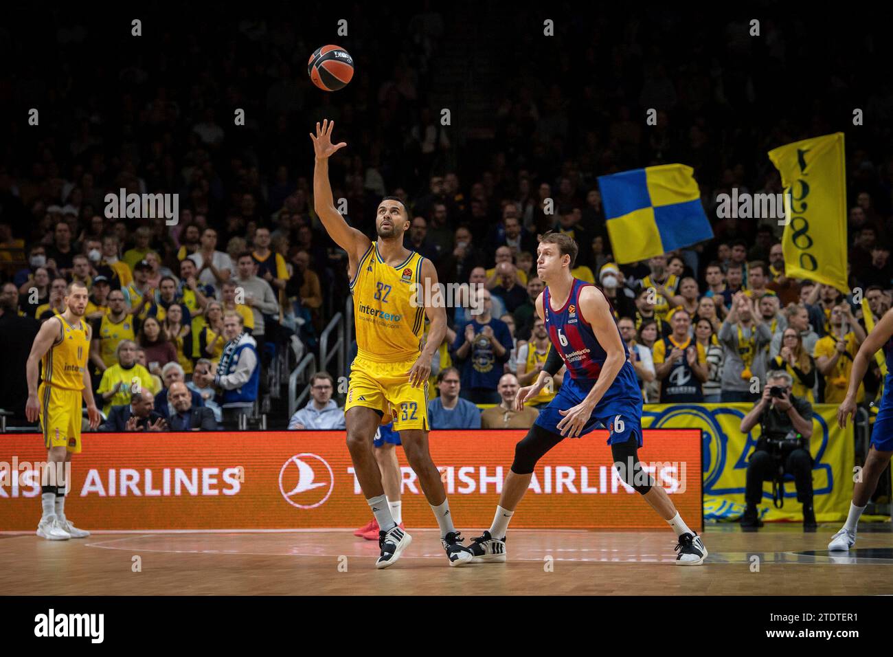 Johannes Thiemann (Alba Berlin, #32), Jan Vesely (FC Barcelona, #6) Turkish Airlines EuroLeague: Alba Berlin gegen FC Barcelona, Mercedes Benz Arena, Berlin, 19.12.2023 Stockfoto